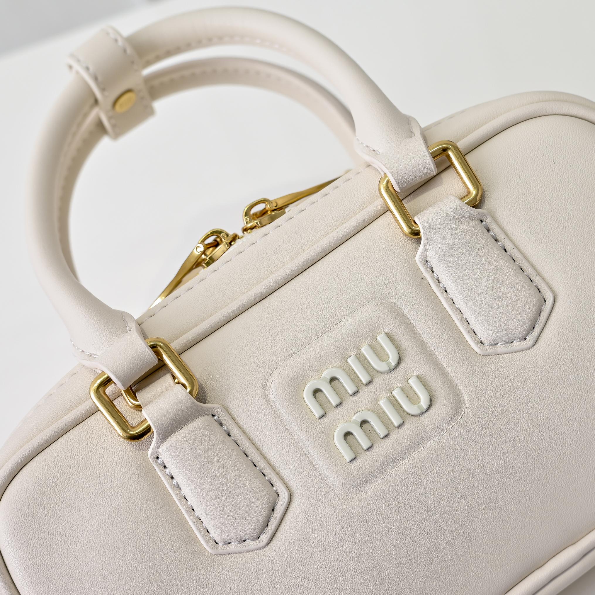 ￥🍒M家🍒 mini新版本
7036，Miu家新款保龄球包包，官网主推，今年绝对爆🔥款式，顶级进口小牛皮