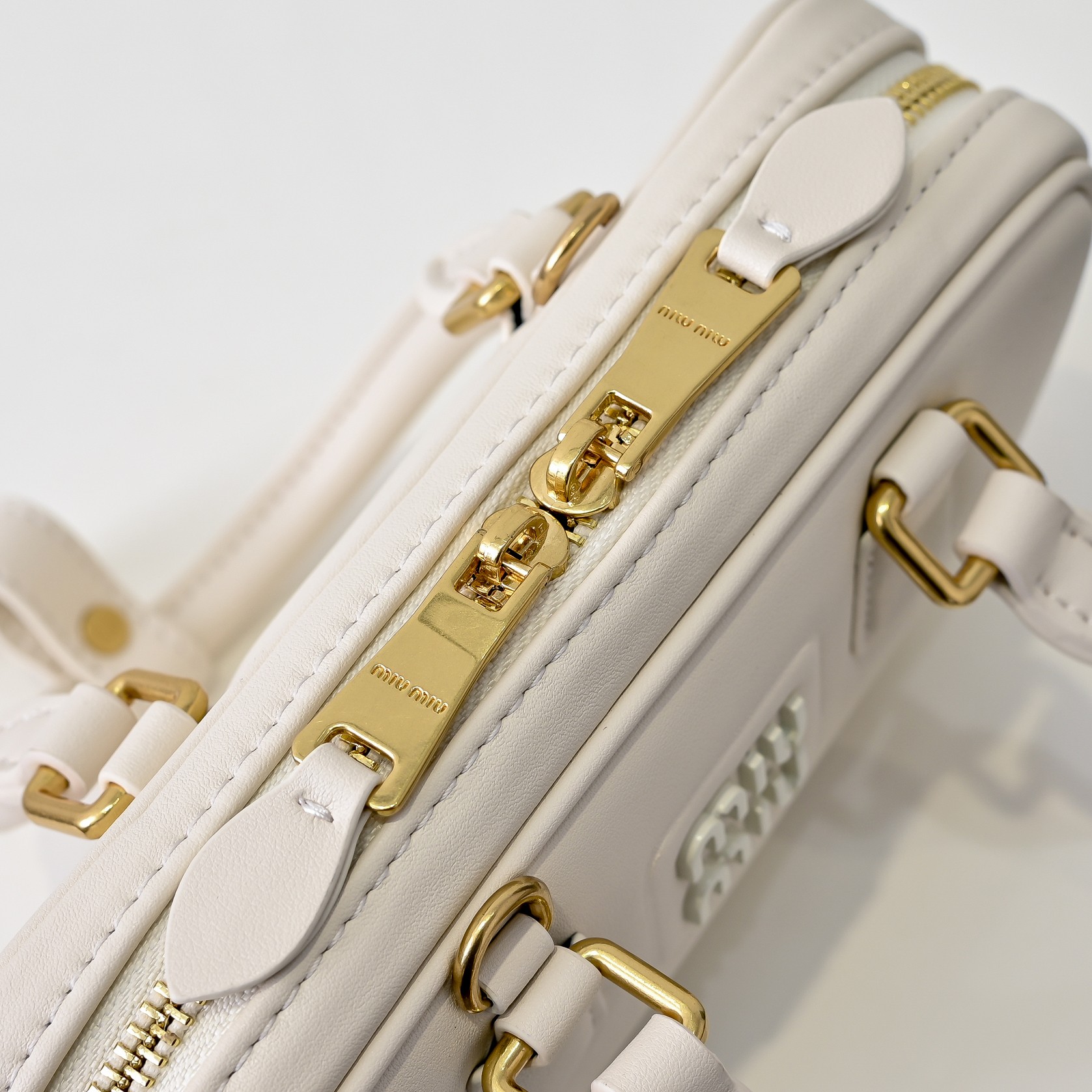 ￥🍒M家🍒 mini新版本
7036，Miu家新款保龄球包包，官网主推，今年绝对爆🔥款式，顶级进口小牛皮