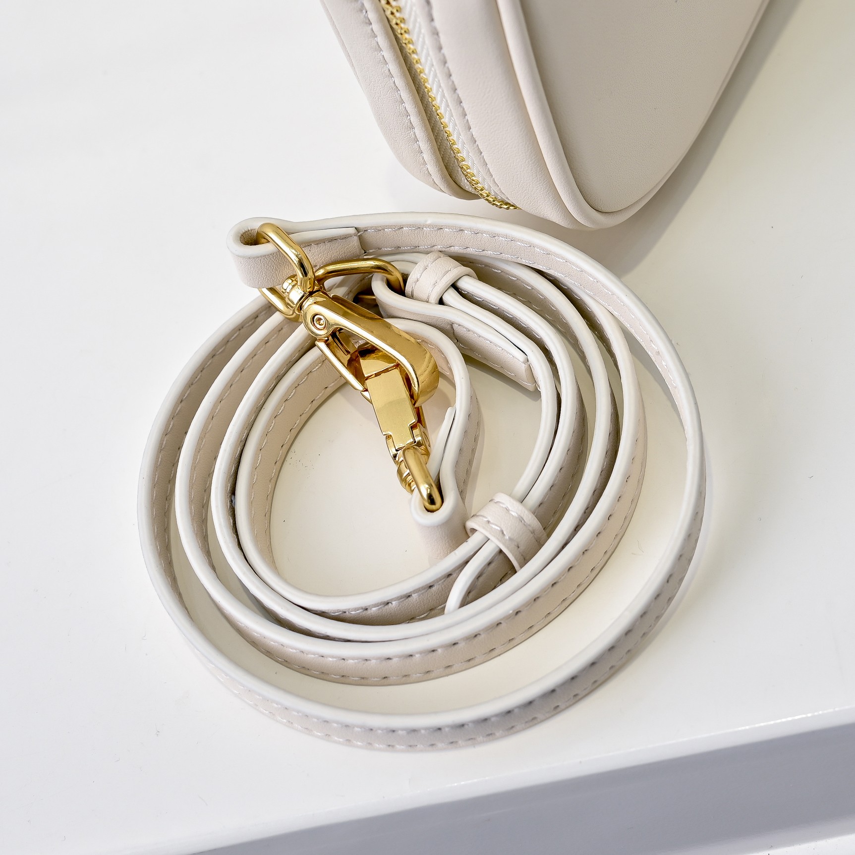 ￥🍒M家🍒 mini新版本
7036，Miu家新款保龄球包包，官网主推，今年绝对爆🔥款式，顶级进口小牛皮