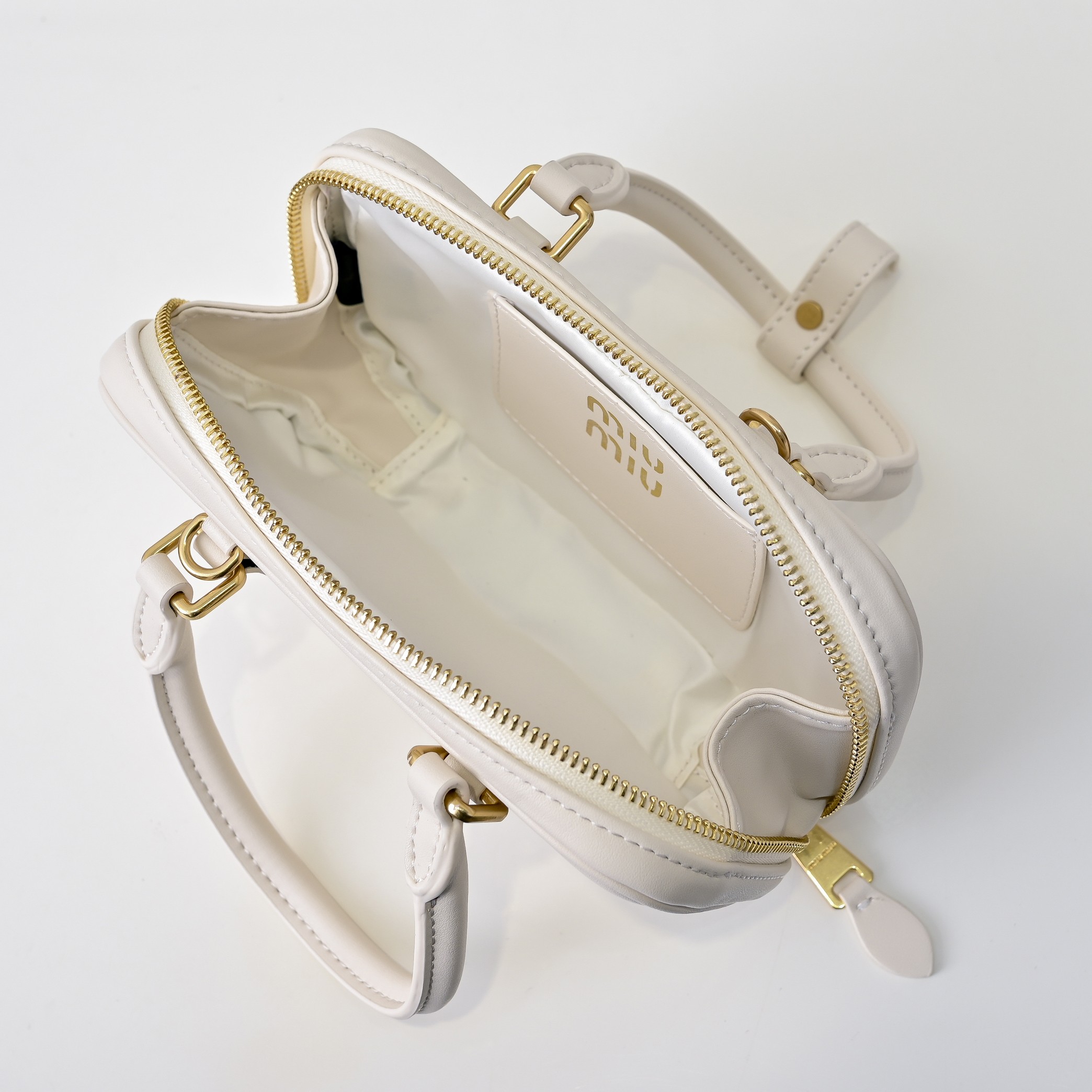 ￥🍒M家🍒 mini新版本
7036，Miu家新款保龄球包包，官网主推，今年绝对爆🔥款式，顶级进口小牛皮