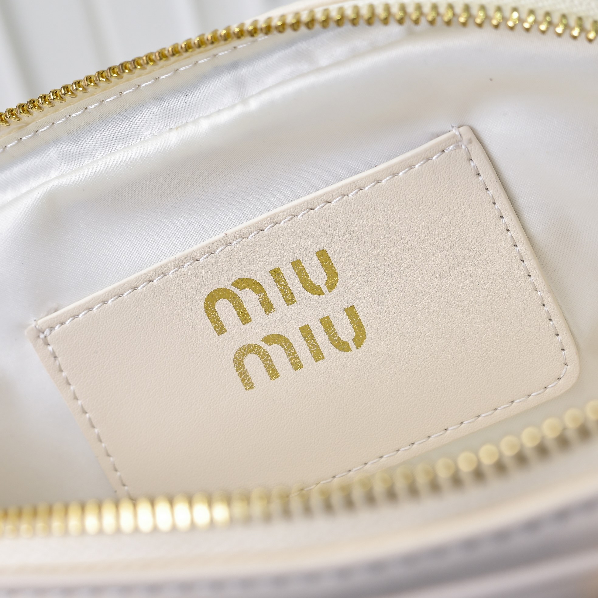 ￥🍒M家🍒 mini新版本
7036，Miu家新款保龄球包包，官网主推，今年绝对爆🔥款式，顶级进口小牛皮