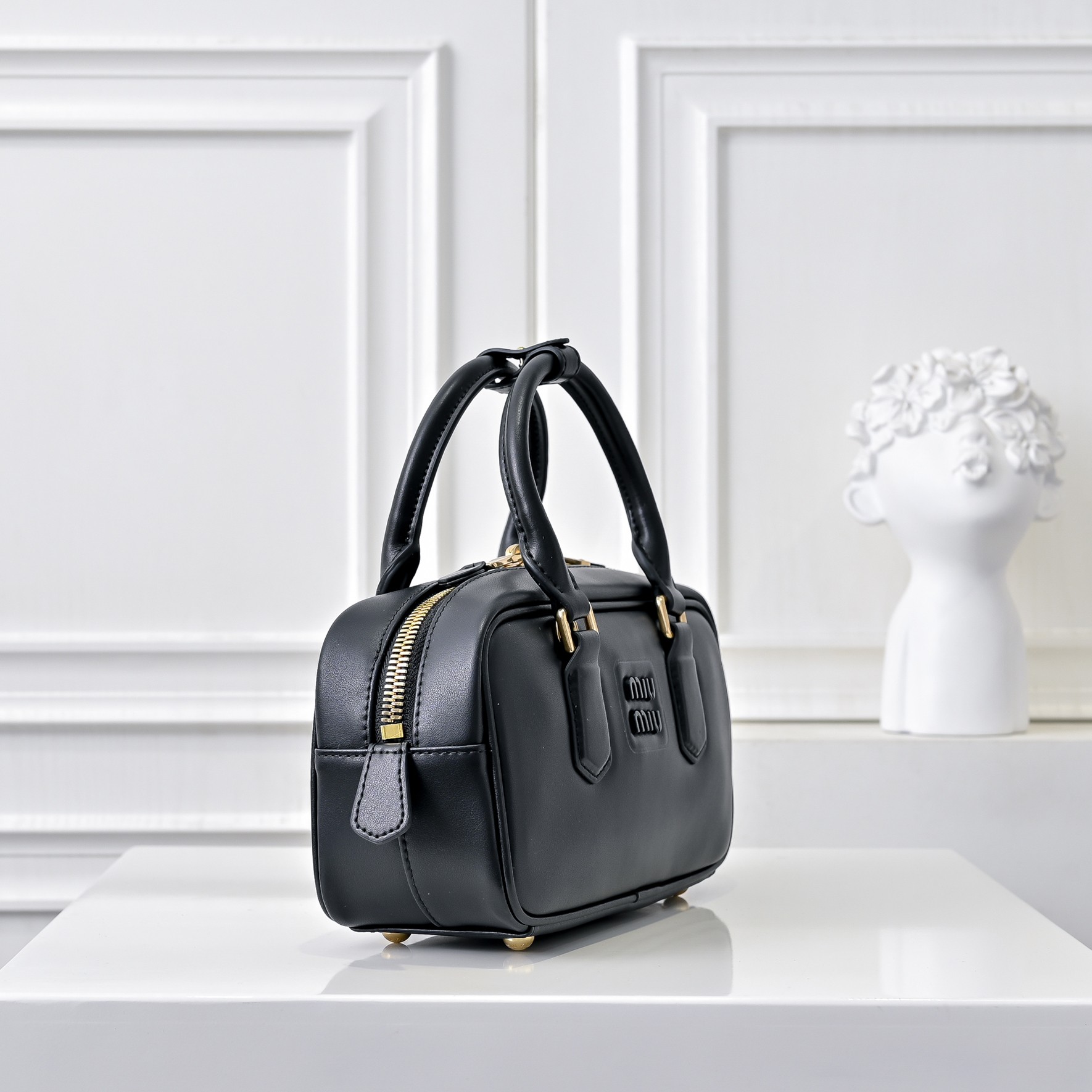 ￥Miu家新款保龄球包包，官网主推，今年绝对爆🔥款式，顶级进口小牛皮，Miu家独具风格Matelasse