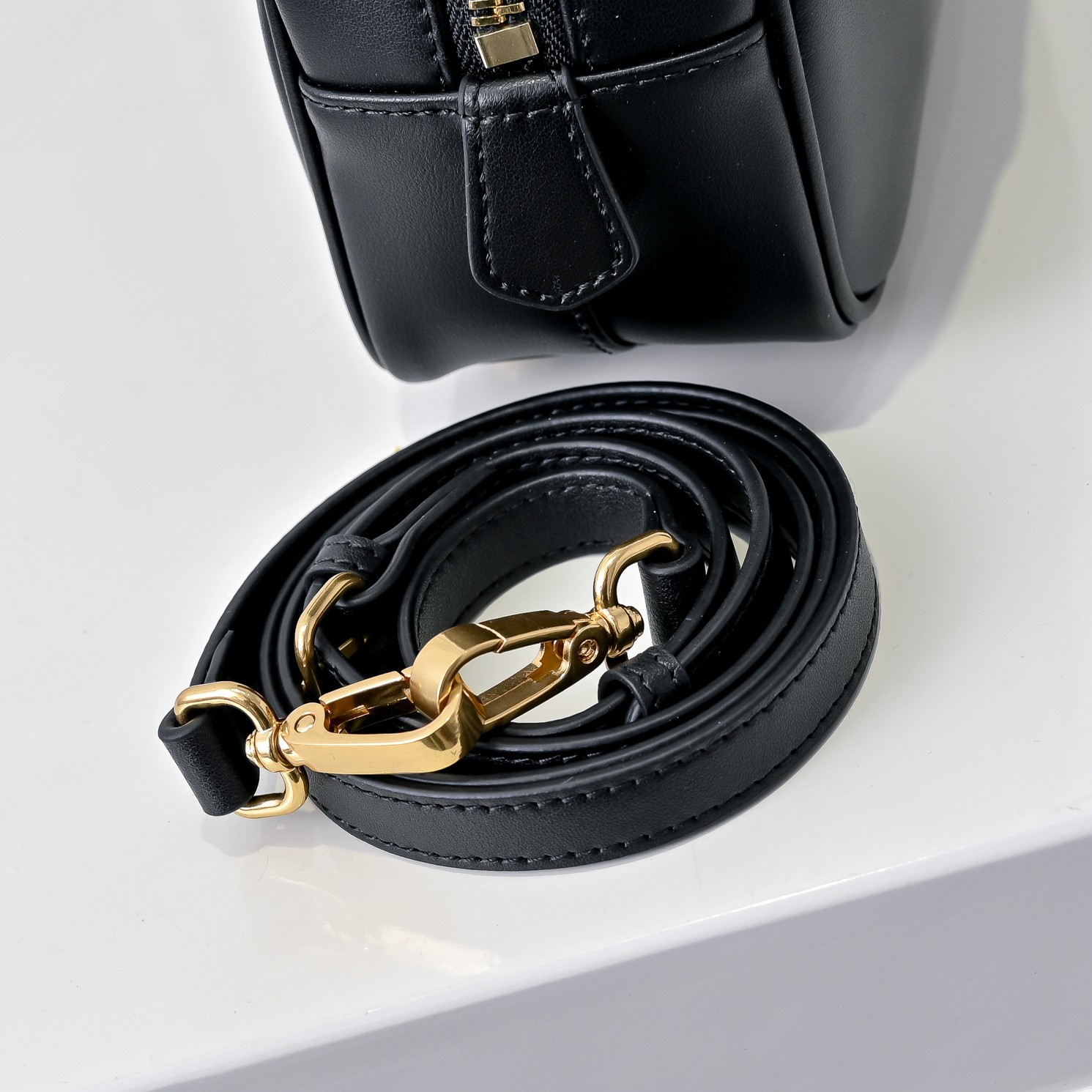 ￥Miu家新款保龄球包包，官网主推，今年绝对爆🔥款式，顶级进口小牛皮，Miu家独具风格Matelasse