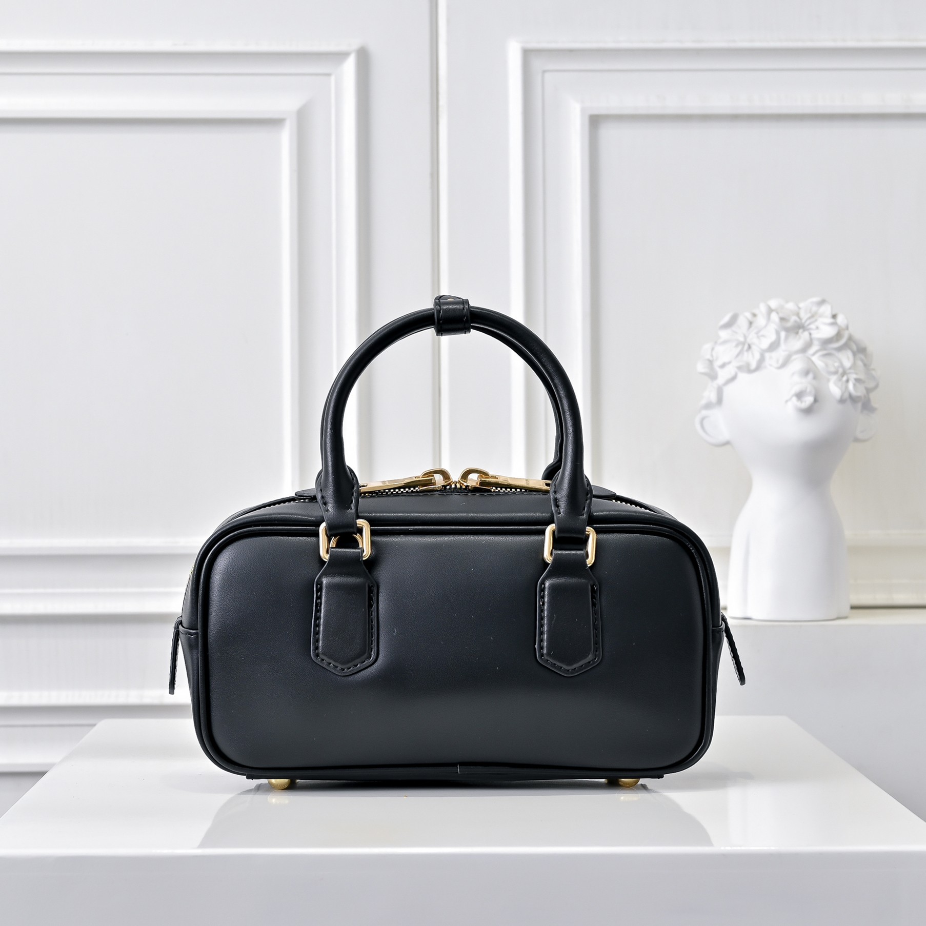 ￥Miu家新款保龄球包包，官网主推，今年绝对爆🔥款式，顶级进口小牛皮，Miu家独具风格Matelasse