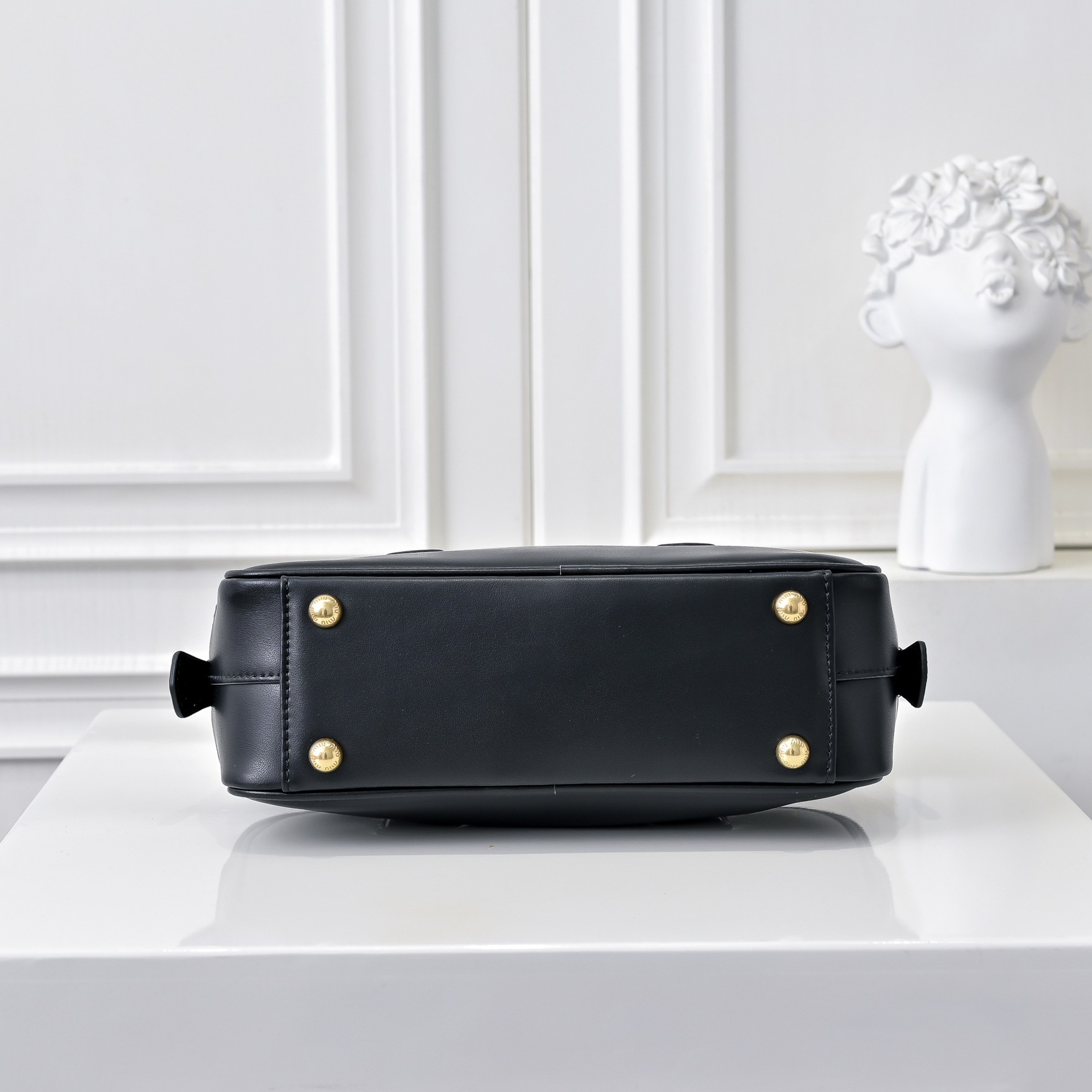 ￥Miu家新款保龄球包包，官网主推，今年绝对爆🔥款式，顶级进口小牛皮，Miu家独具风格Matelasse