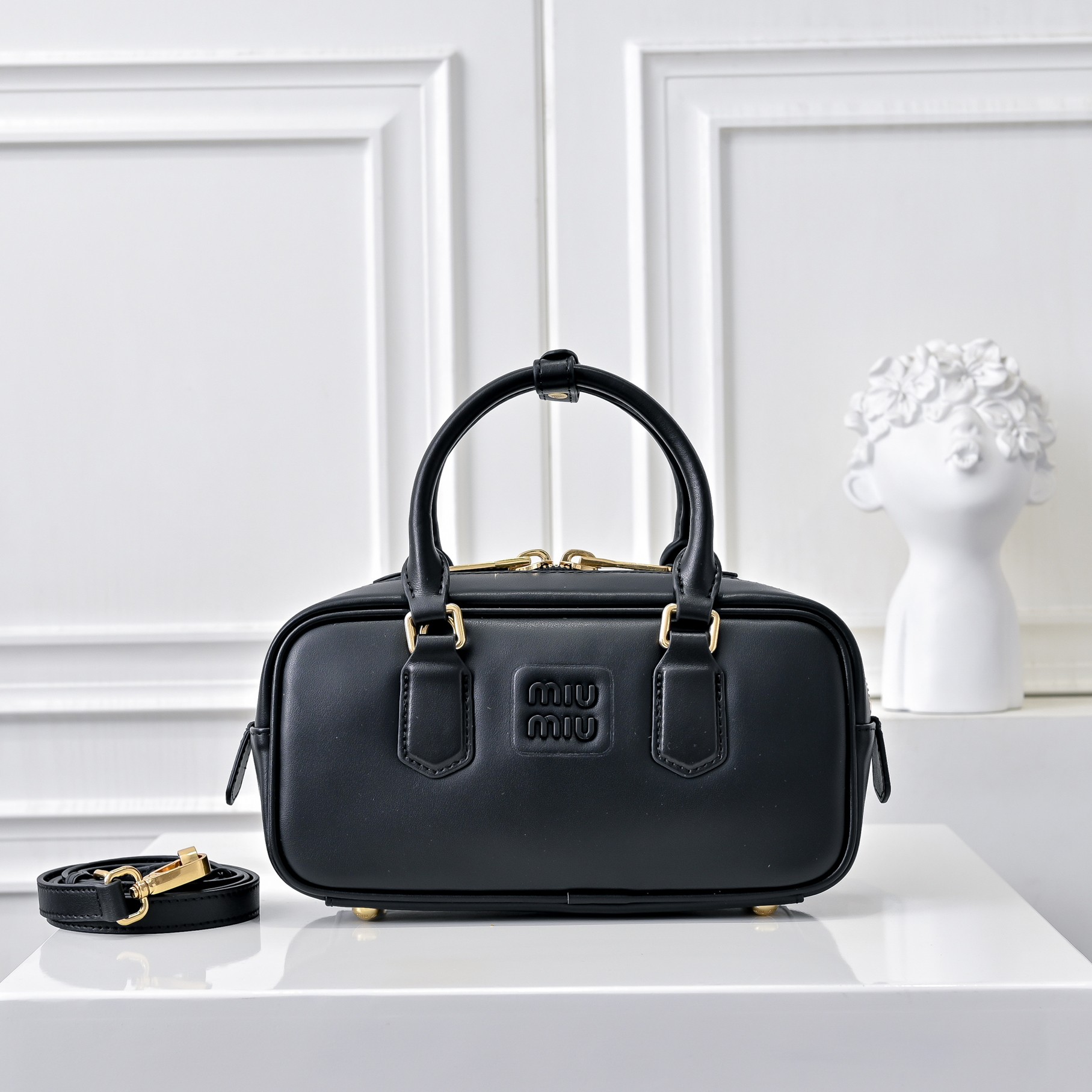 ￥Miu家新款保龄球包包，官网主推，今年绝对爆🔥款式，顶级进口小牛皮，Miu家独具风格Matelasse