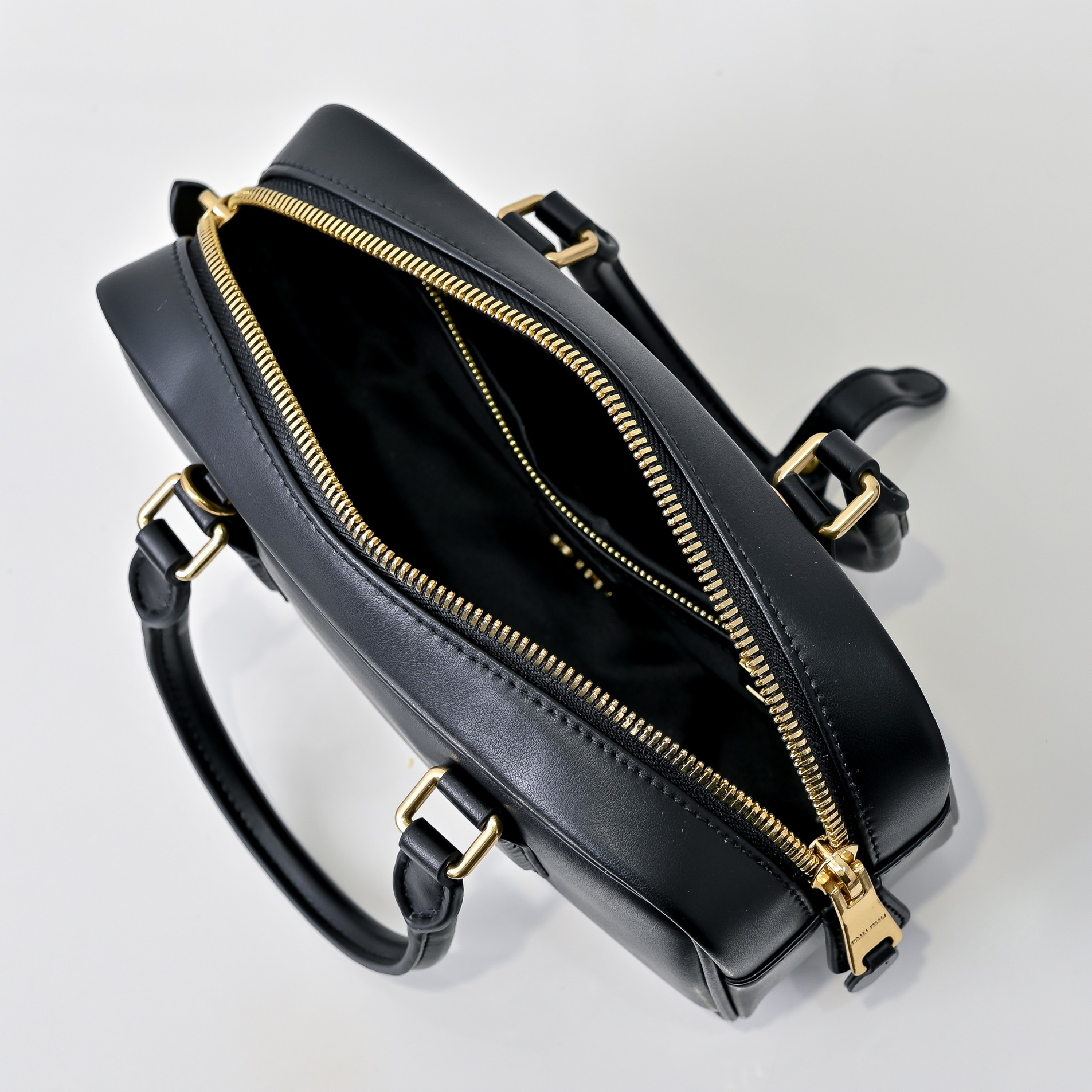 ￥Miu家新款保龄球包包，官网主推，今年绝对爆🔥款式，顶级进口小牛皮，Miu家独具风格Matelasse