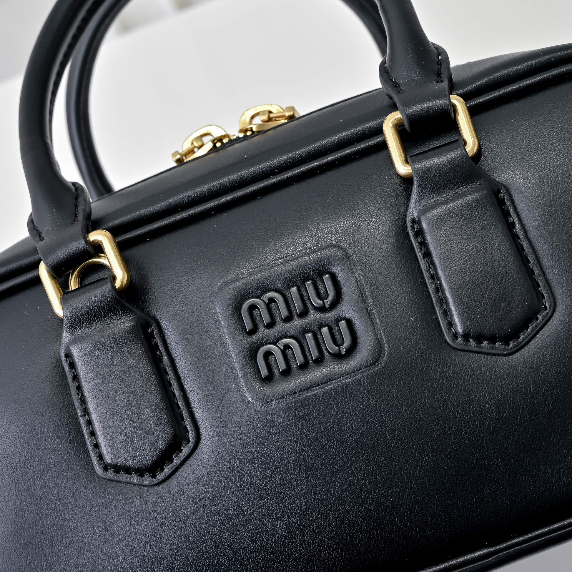 ￥Miu家新款保龄球包包，官网主推，今年绝对爆🔥款式，顶级进口小牛皮，Miu家独具风格Matelasse