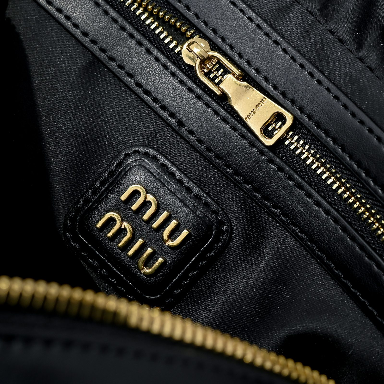 ￥Miu家新款保龄球包包，官网主推，今年绝对爆🔥款式，顶级进口小牛皮，Miu家独具风格Matelasse