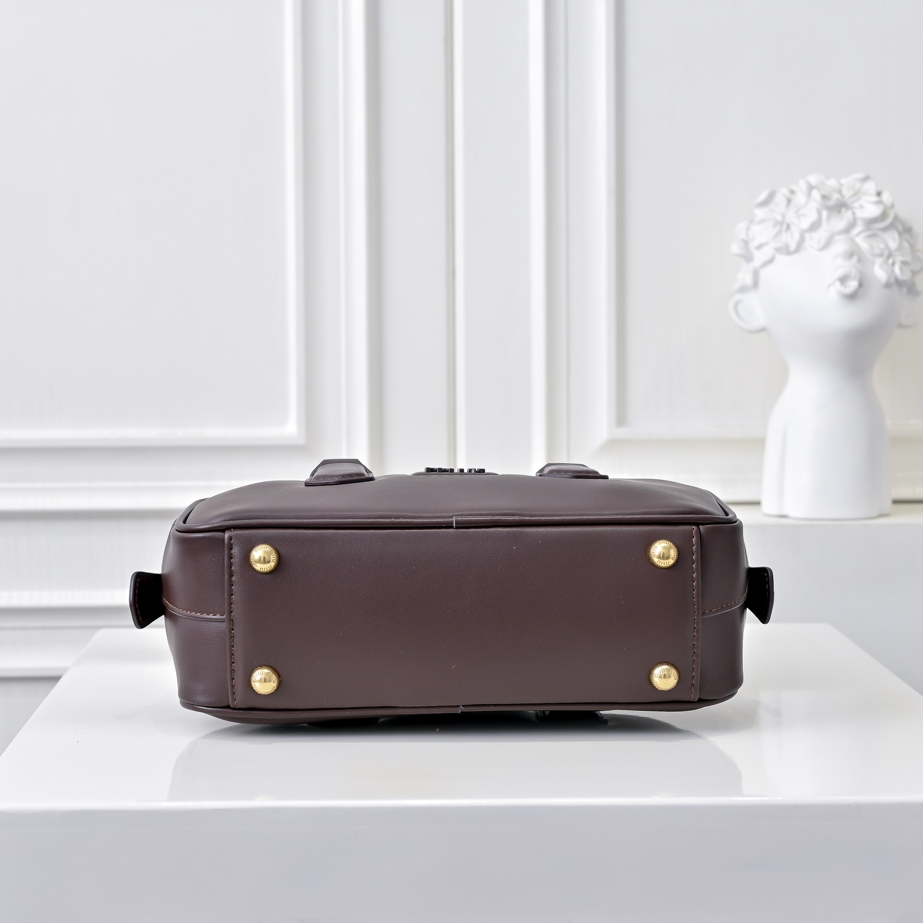 ￥Miu家新款保龄球包包，官网主推，今年绝对爆🔥款式，顶级进口小牛皮，Miu家独具风格Matelasse