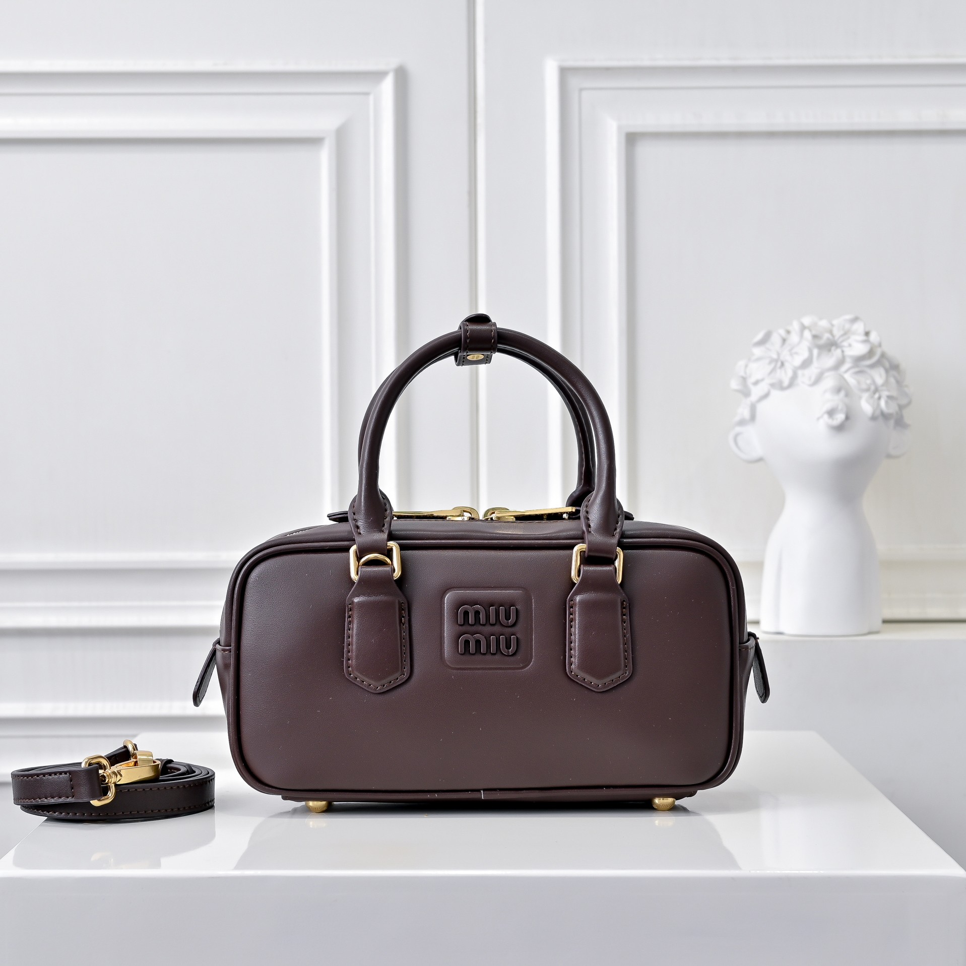 ￥Miu家新款保龄球包包，官网主推，今年绝对爆🔥款式，顶级进口小牛皮，Miu家独具风格Matelasse