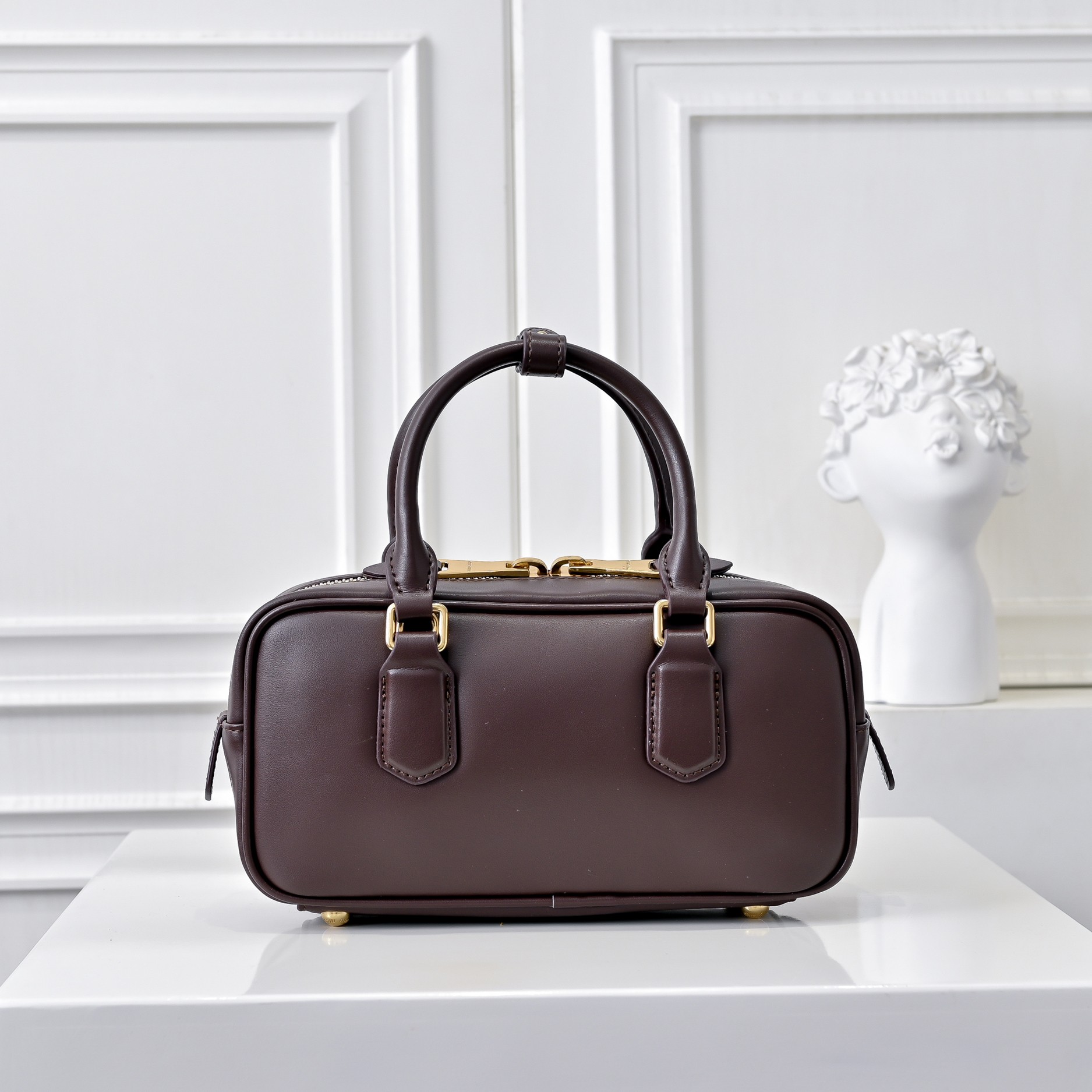 ￥Miu家新款保龄球包包，官网主推，今年绝对爆🔥款式，顶级进口小牛皮，Miu家独具风格Matelasse