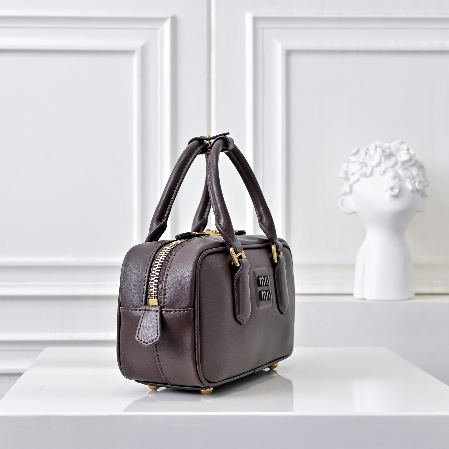 ￥Miu家新款保龄球包包，官网主推，今年绝对爆🔥款式，顶级进口小牛皮，Miu家独具风格Matelasse