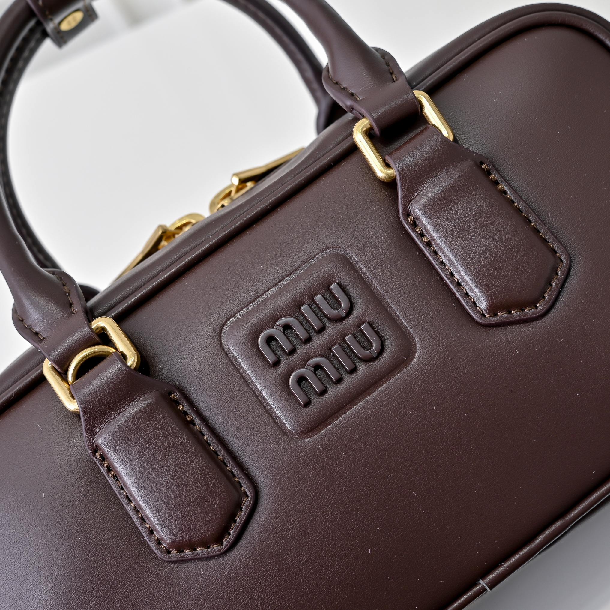 ￥Miu家新款保龄球包包，官网主推，今年绝对爆🔥款式，顶级进口小牛皮，Miu家独具风格Matelasse