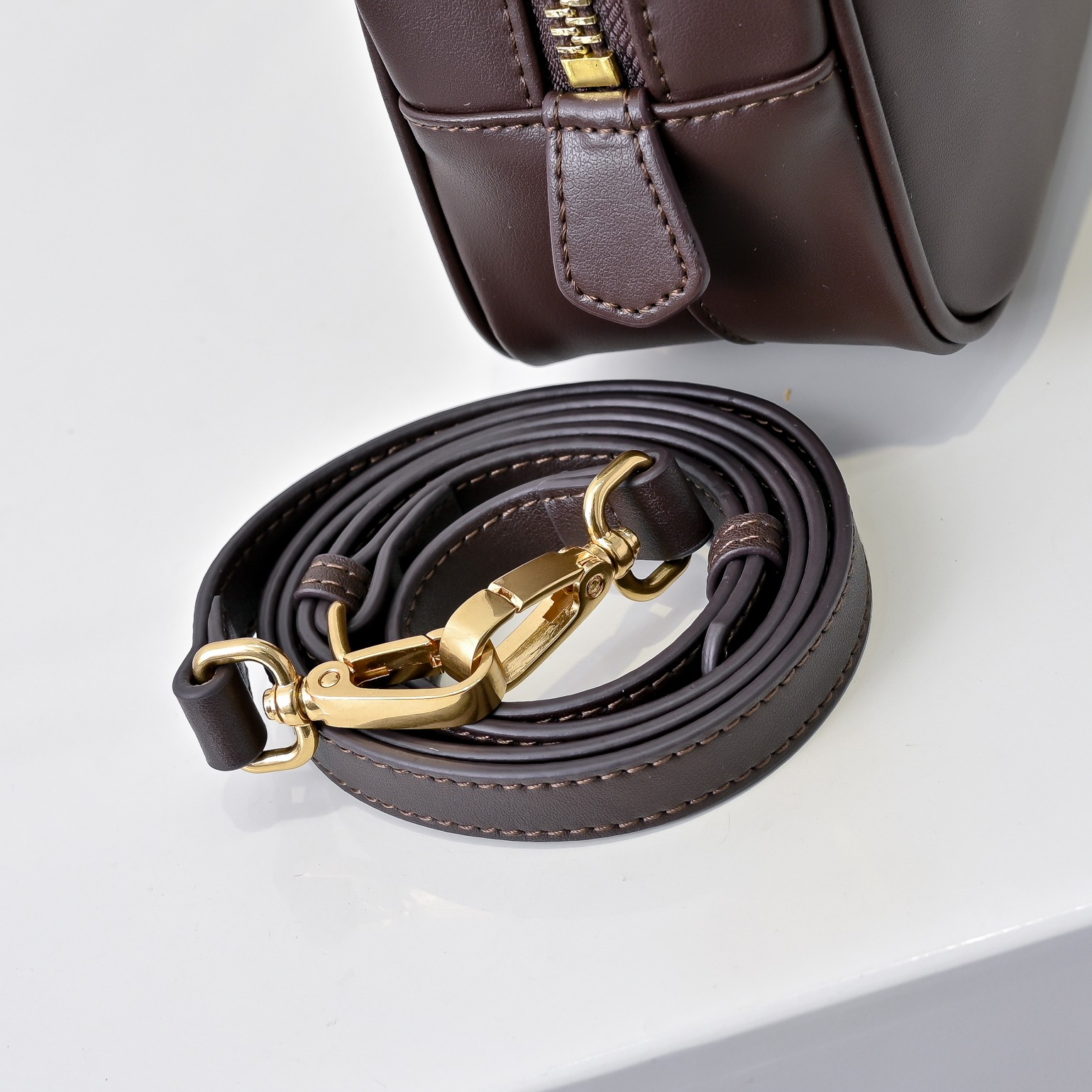 ￥Miu家新款保龄球包包，官网主推，今年绝对爆🔥款式，顶级进口小牛皮，Miu家独具风格Matelasse