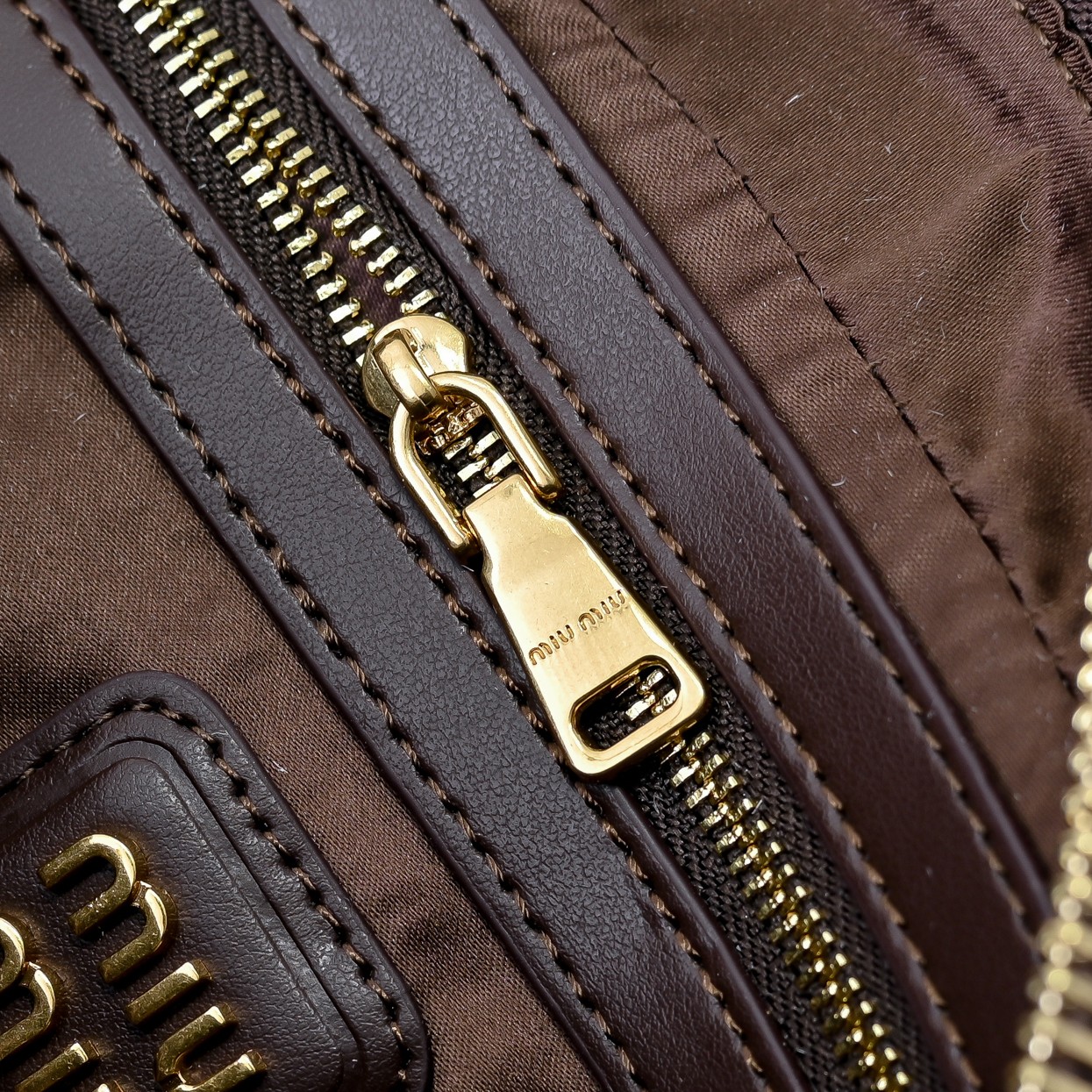 ￥Miu家新款保龄球包包，官网主推，今年绝对爆🔥款式，顶级进口小牛皮，Miu家独具风格Matelasse