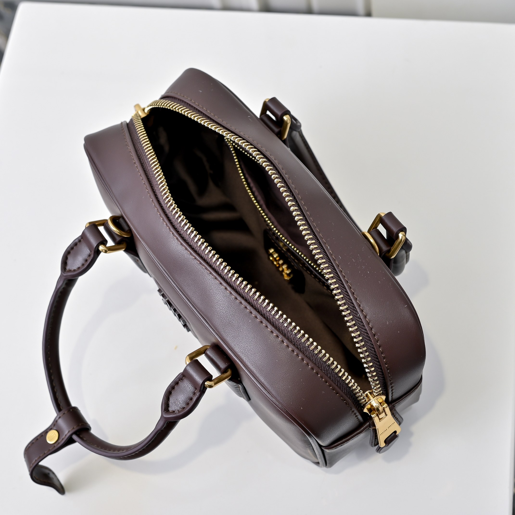 ￥Miu家新款保龄球包包，官网主推，今年绝对爆🔥款式，顶级进口小牛皮，Miu家独具风格Matelasse