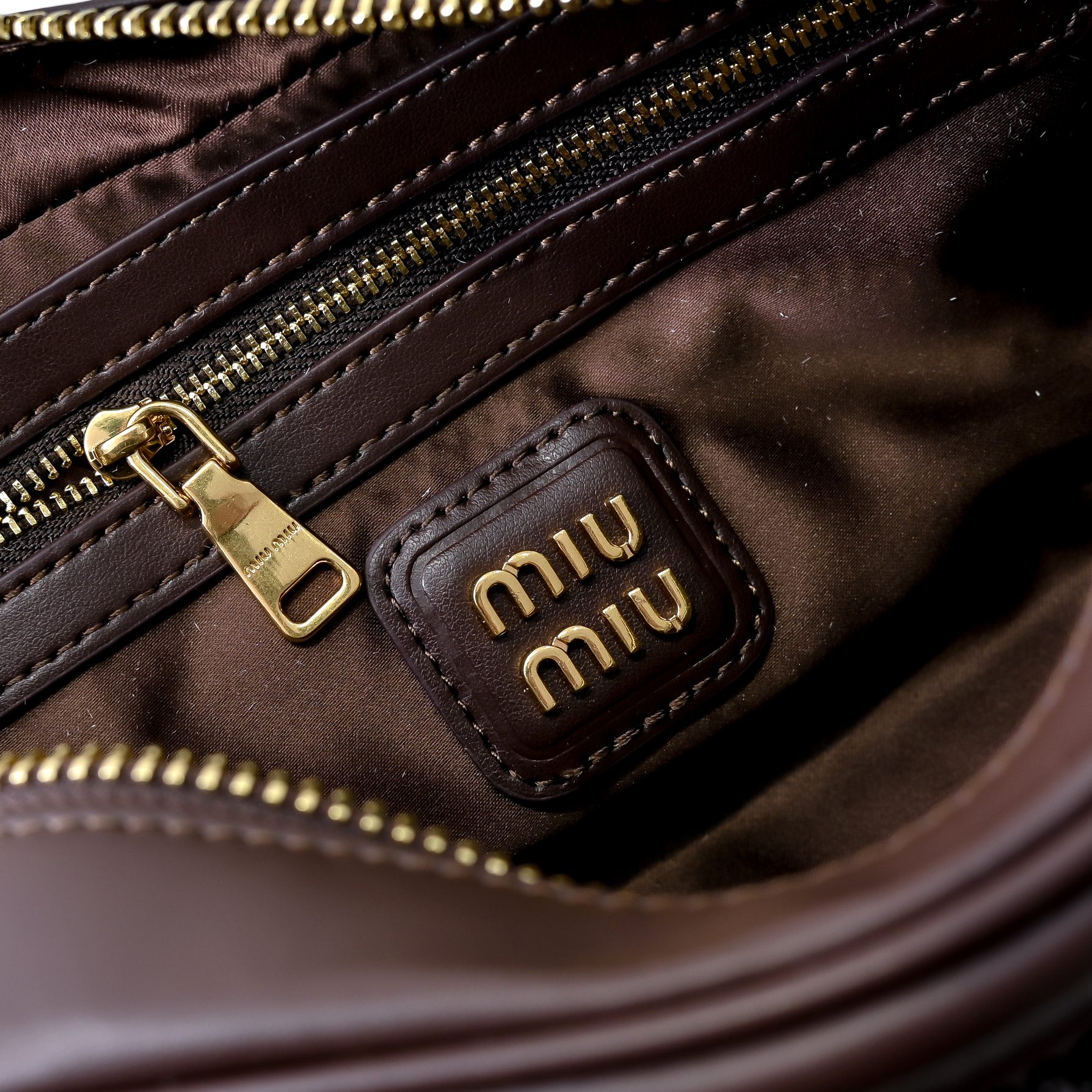 ￥Miu家新款保龄球包包，官网主推，今年绝对爆🔥款式，顶级进口小牛皮，Miu家独具风格Matelasse