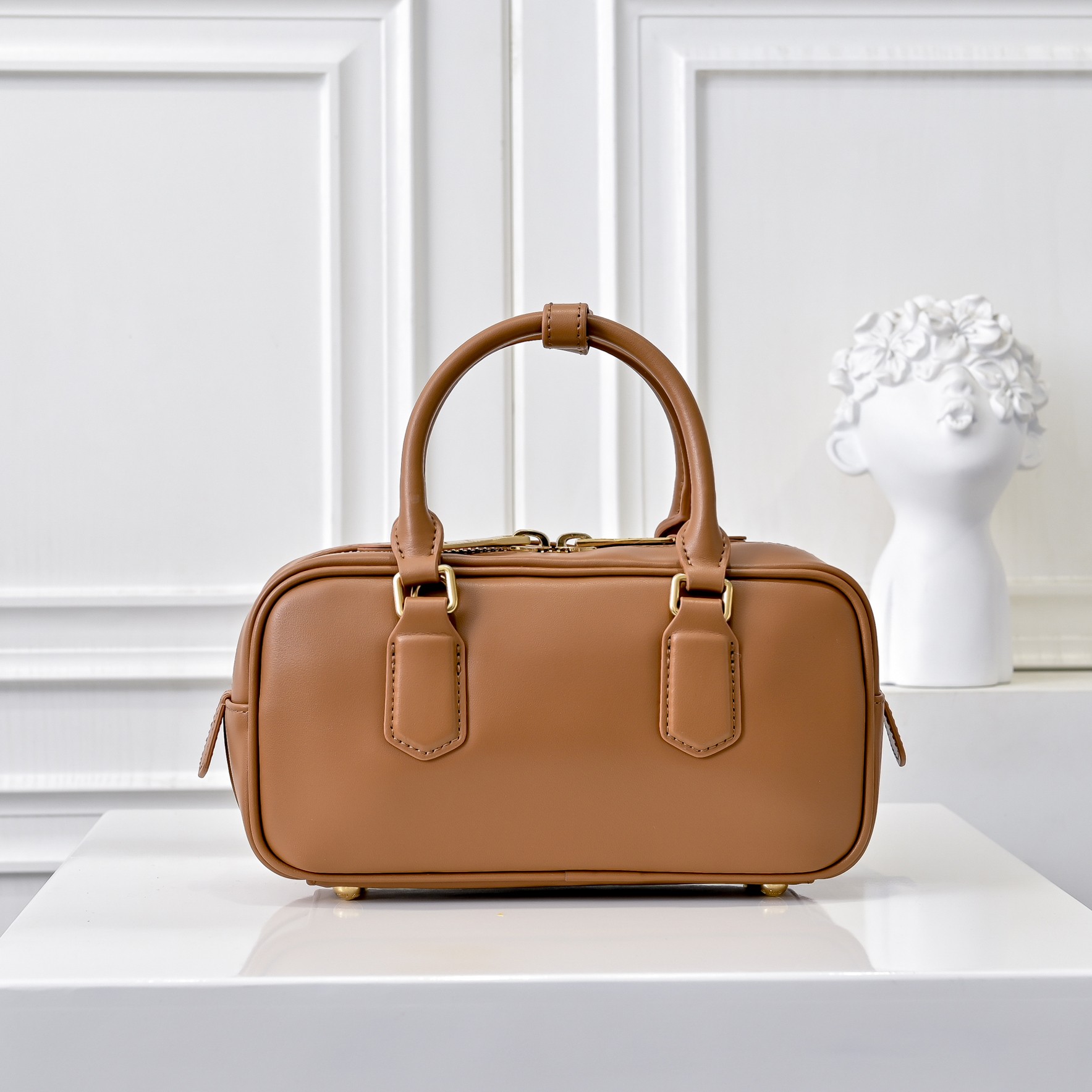 ￥Miu家新款保龄球包包，官网主推，今年绝对爆🔥款式，顶级进口小牛皮，Miu家独具风格Matelasse