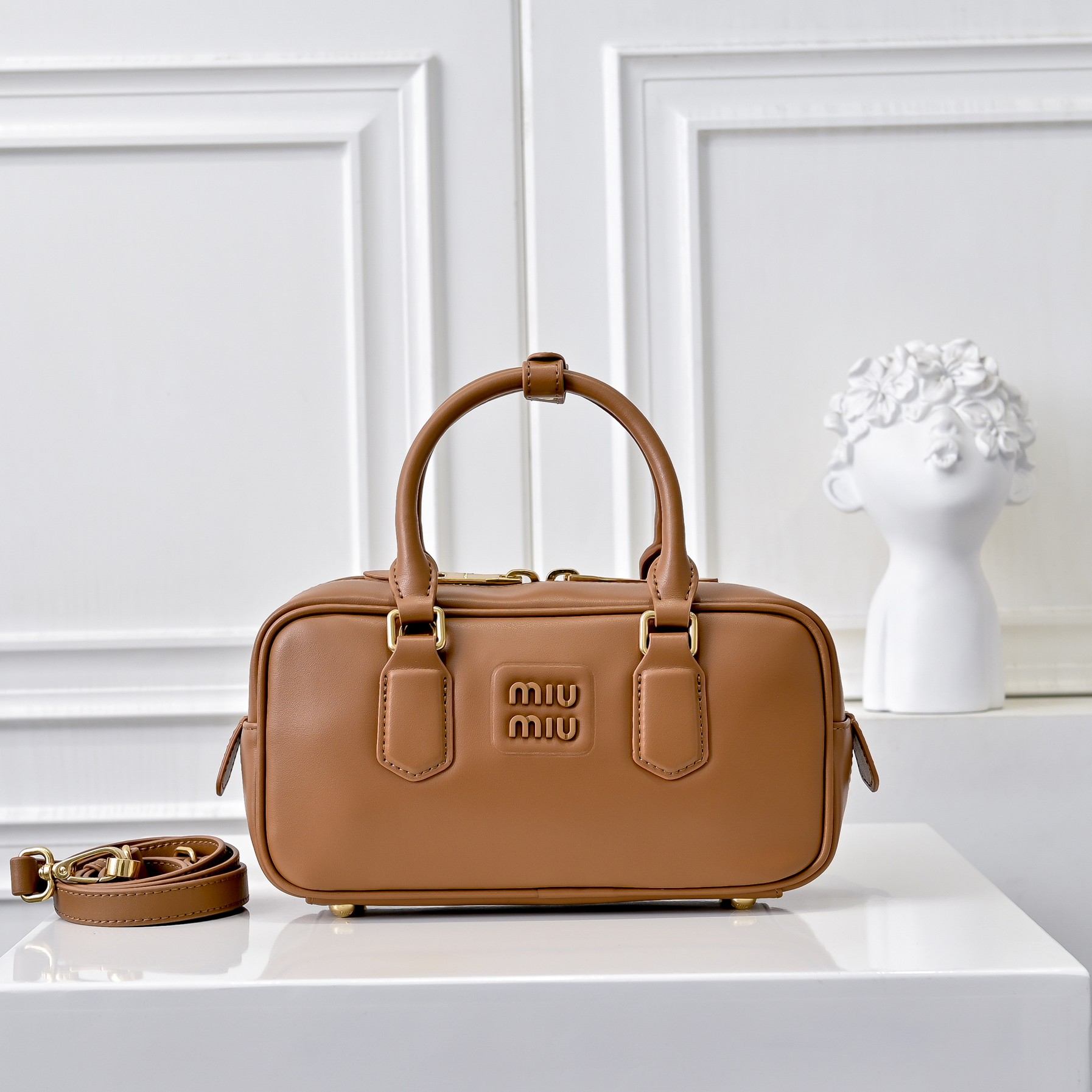 ￥Miu家新款保龄球包包，官网主推，今年绝对爆🔥款式，顶级进口小牛皮，Miu家独具风格Matelasse