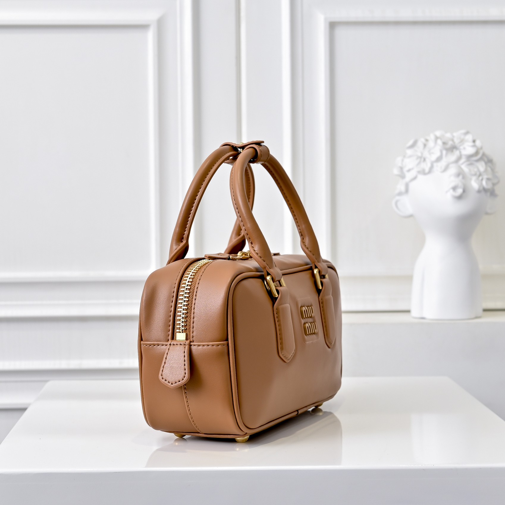 ￥Miu家新款保龄球包包，官网主推，今年绝对爆🔥款式，顶级进口小牛皮，Miu家独具风格Matelasse