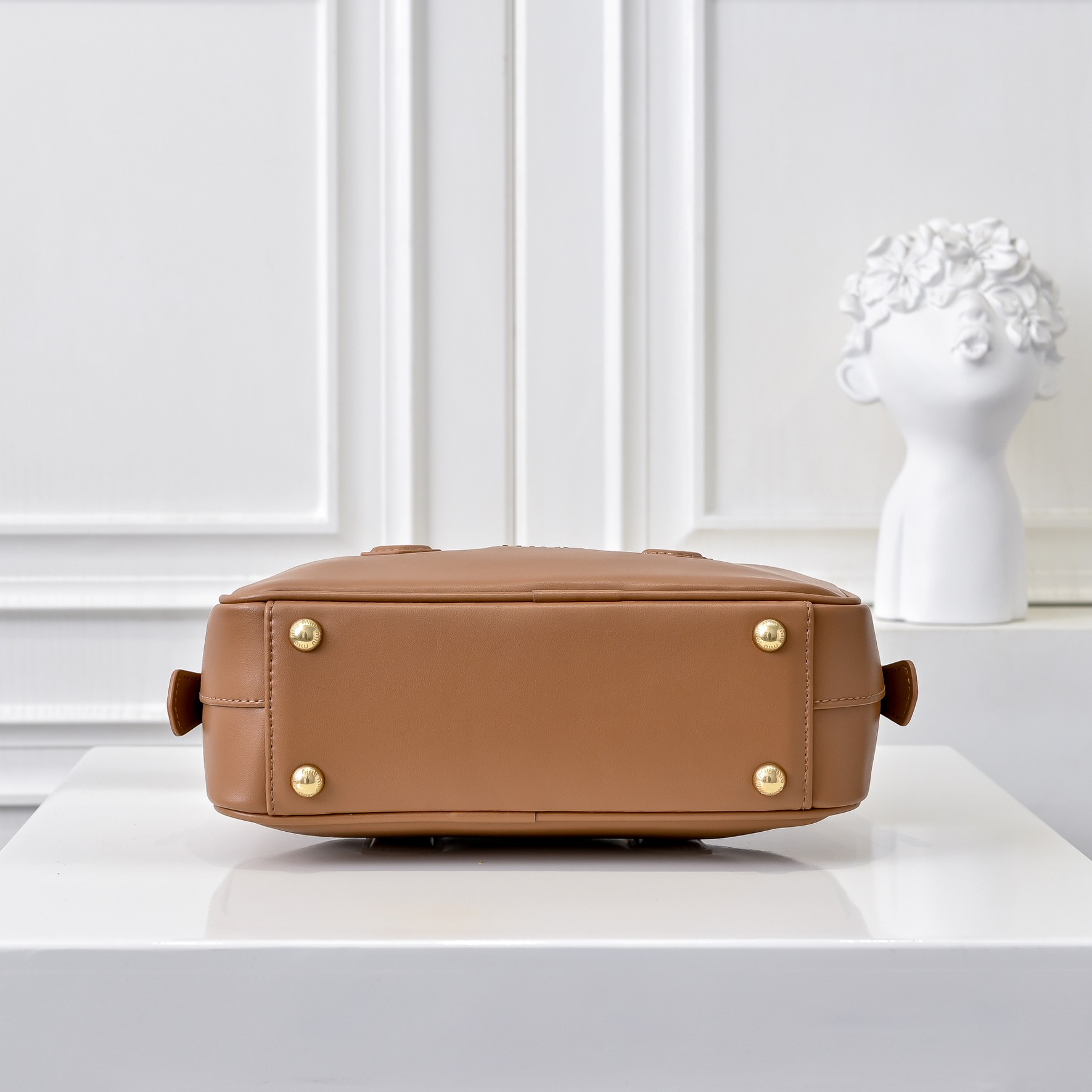 ￥Miu家新款保龄球包包，官网主推，今年绝对爆🔥款式，顶级进口小牛皮，Miu家独具风格Matelasse