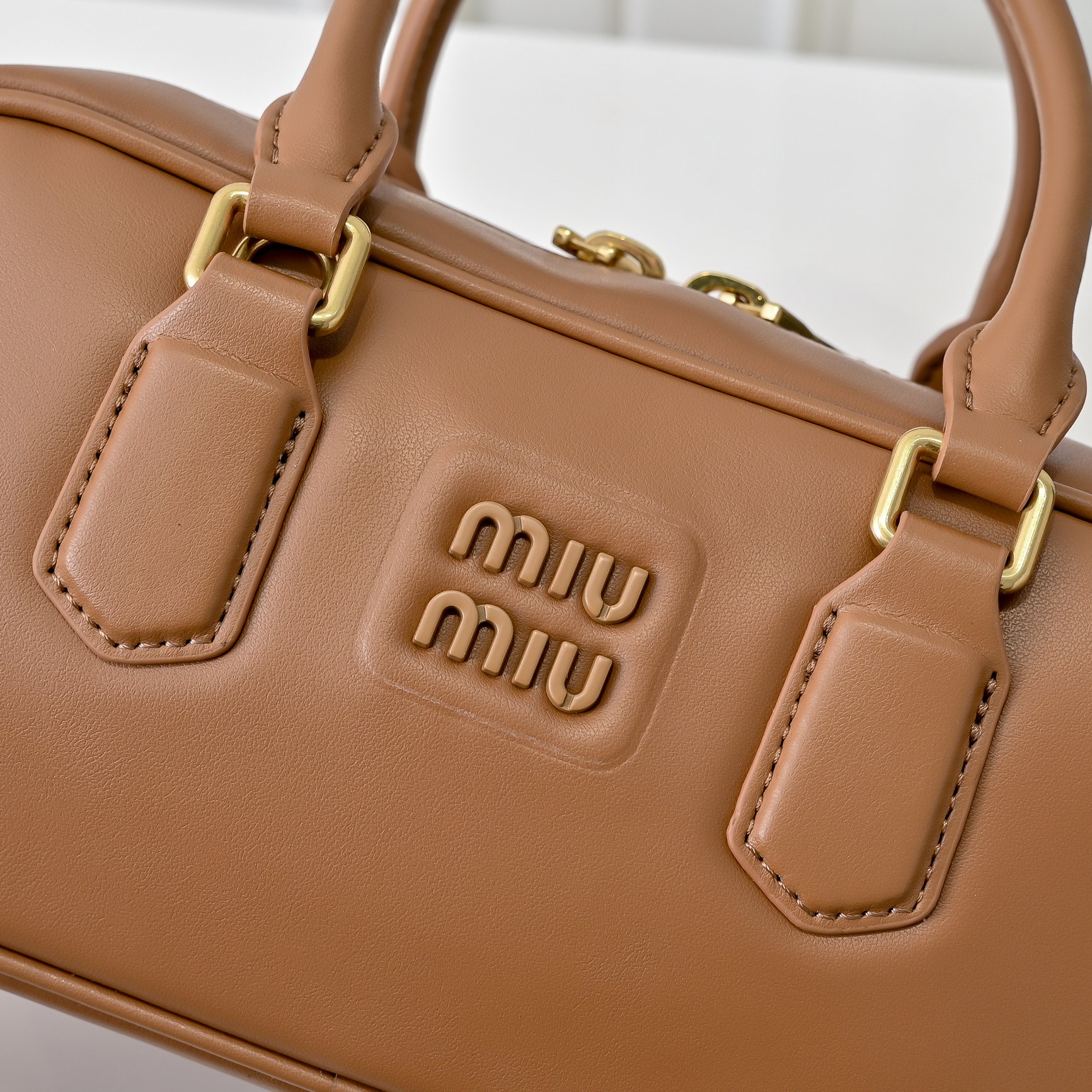 ￥Miu家新款保龄球包包，官网主推，今年绝对爆🔥款式，顶级进口小牛皮，Miu家独具风格Matelasse