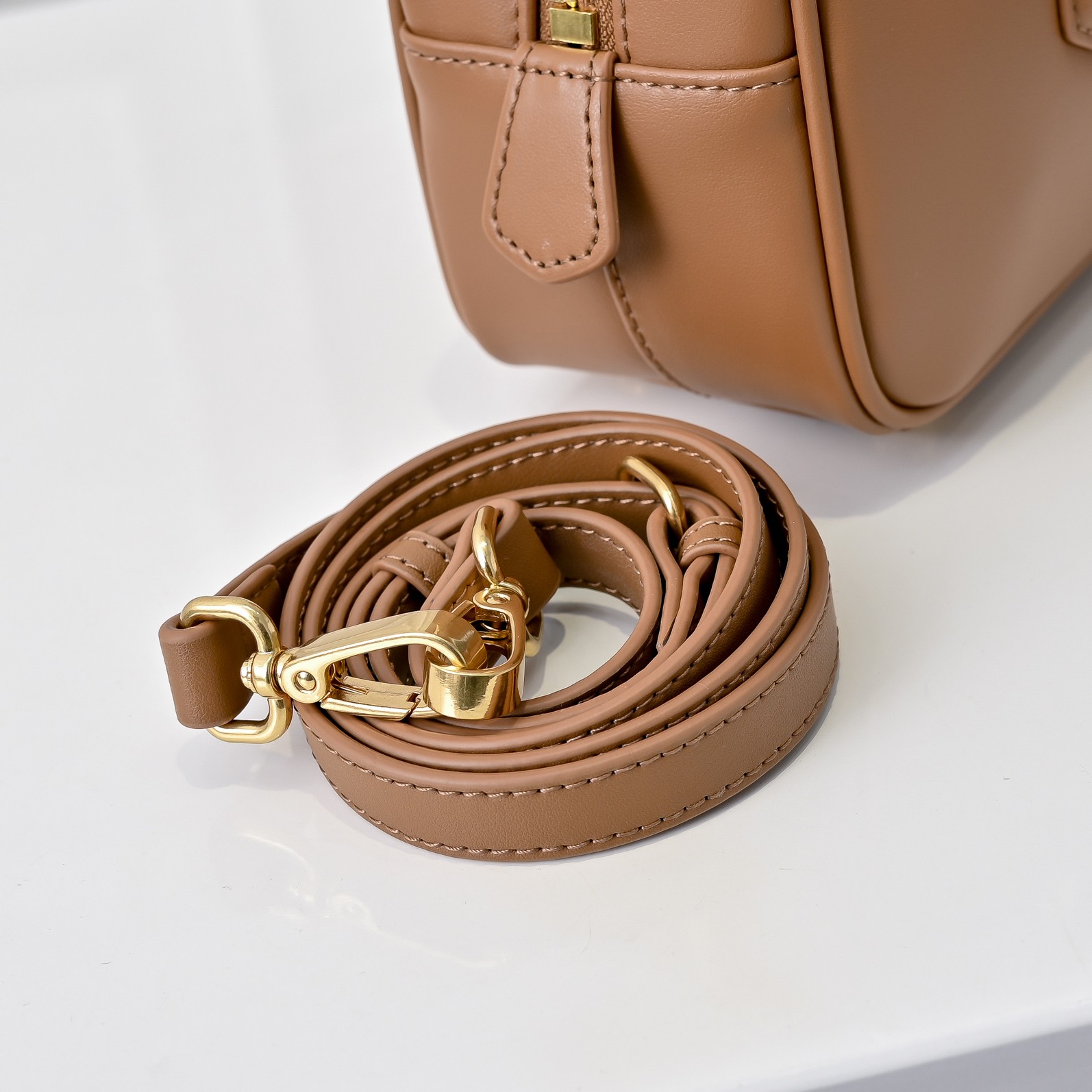 ￥Miu家新款保龄球包包，官网主推，今年绝对爆🔥款式，顶级进口小牛皮，Miu家独具风格Matelasse