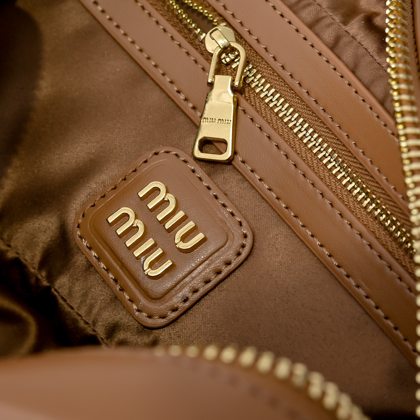 ￥Miu家新款保龄球包包，官网主推，今年绝对爆🔥款式，顶级进口小牛皮，Miu家独具风格Matelasse