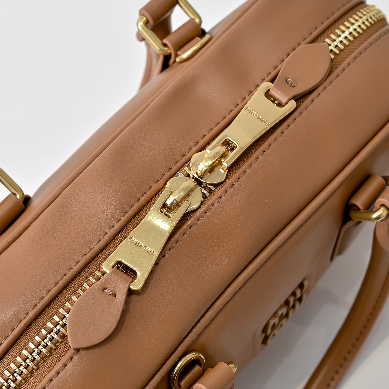 ￥Miu家新款保龄球包包，官网主推，今年绝对爆🔥款式，顶级进口小牛皮，Miu家独具风格Matelasse