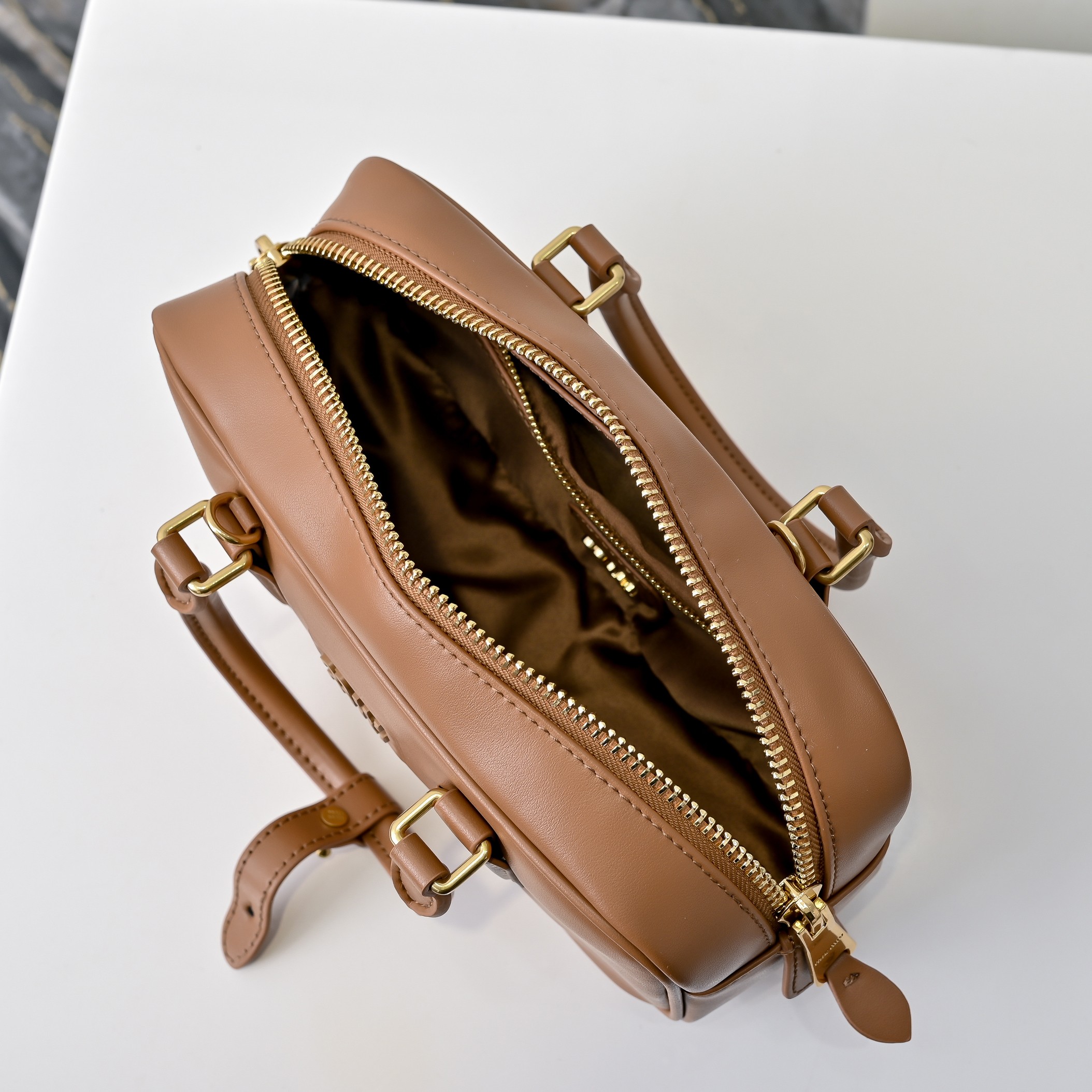 ￥Miu家新款保龄球包包，官网主推，今年绝对爆🔥款式，顶级进口小牛皮，Miu家独具风格Matelasse