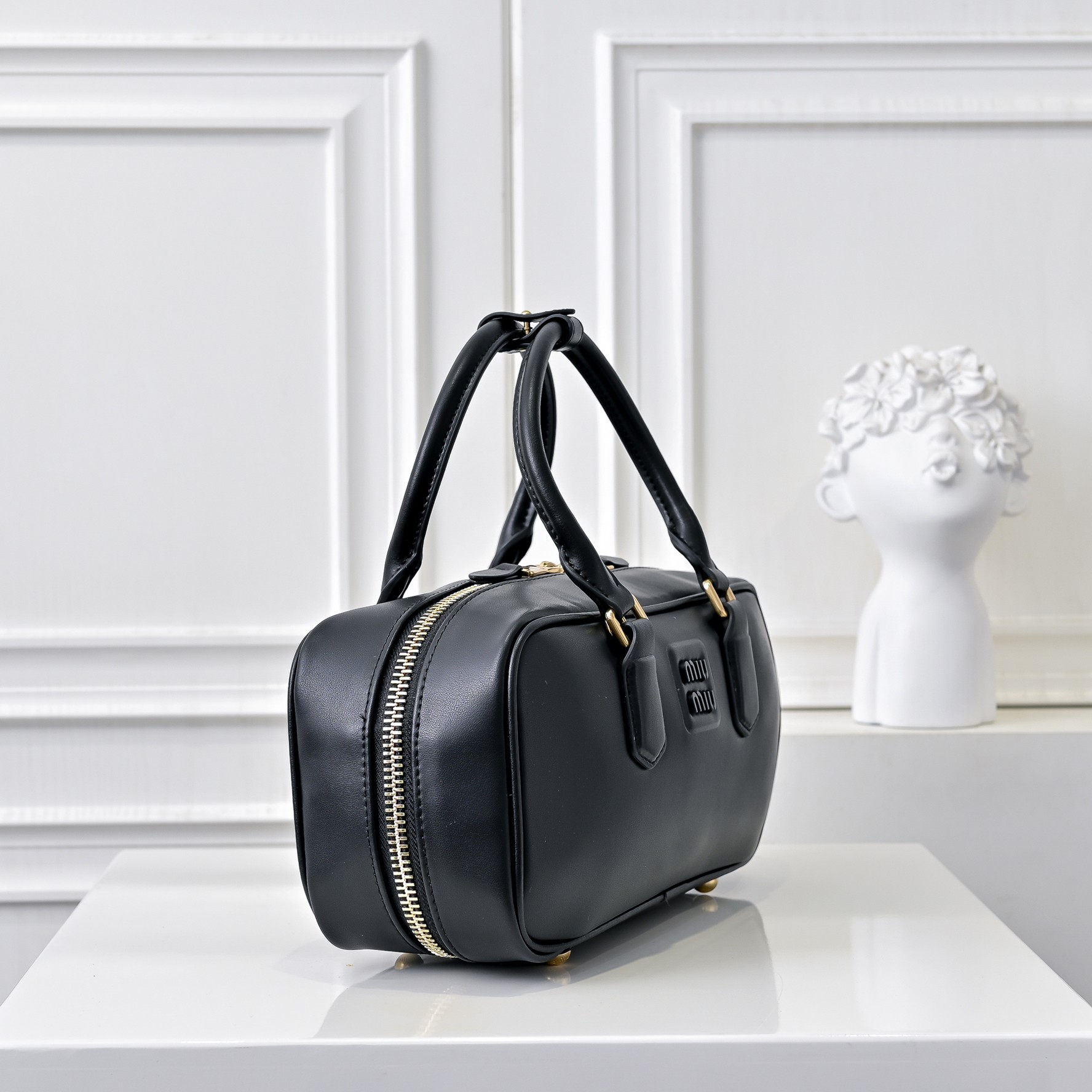 ￥Miu家新款保龄球包包，官网主推，今年绝对爆🔥款式，顶级进口小牛皮，Miu家独具风格Matelasse