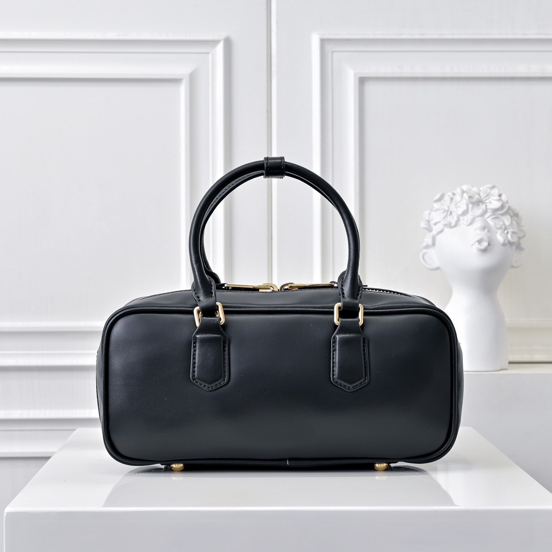 ￥Miu家新款保龄球包包，官网主推，今年绝对爆🔥款式，顶级进口小牛皮，Miu家独具风格Matelasse