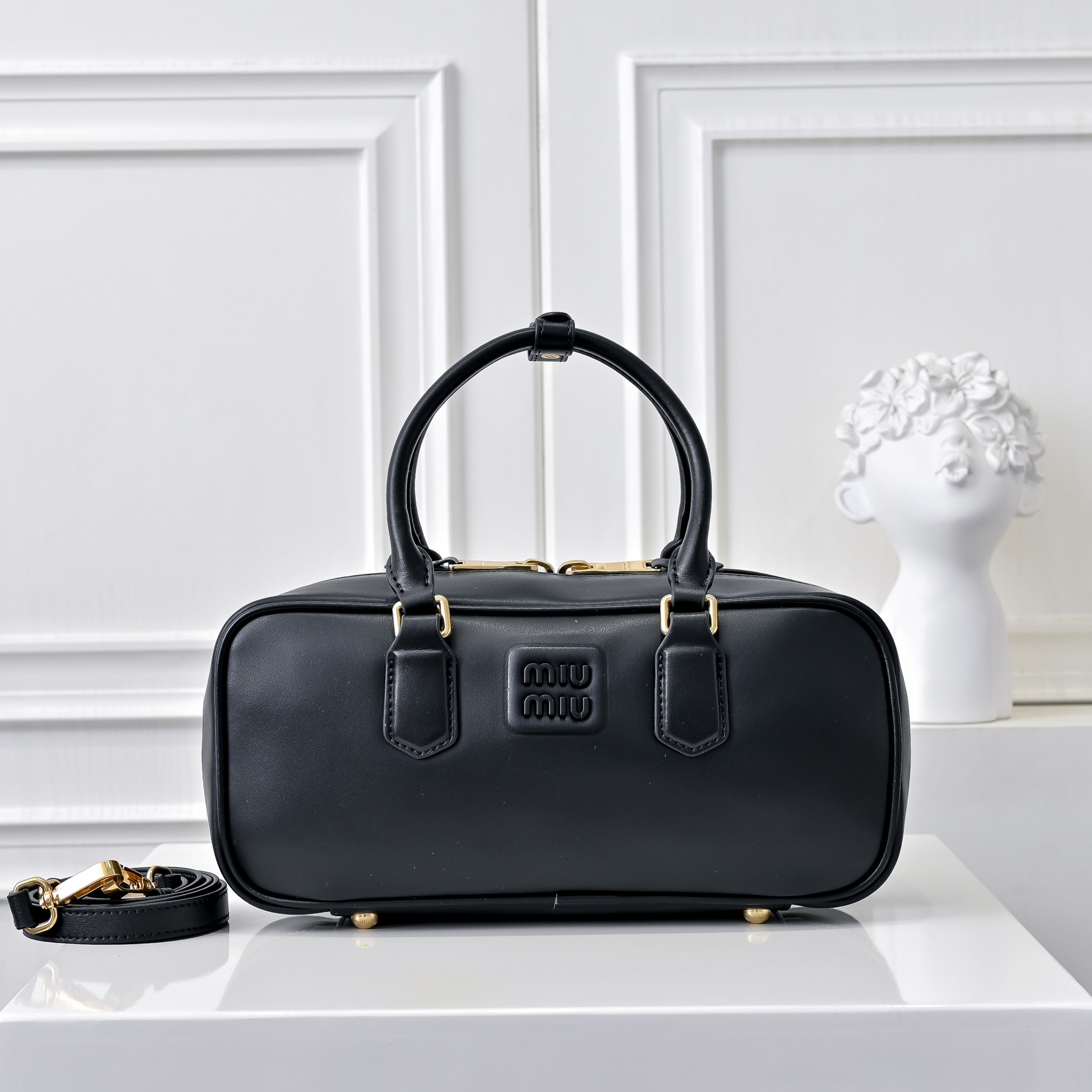 ￥Miu家新款保龄球包包，官网主推，今年绝对爆🔥款式，顶级进口小牛皮，Miu家独具风格Matelasse