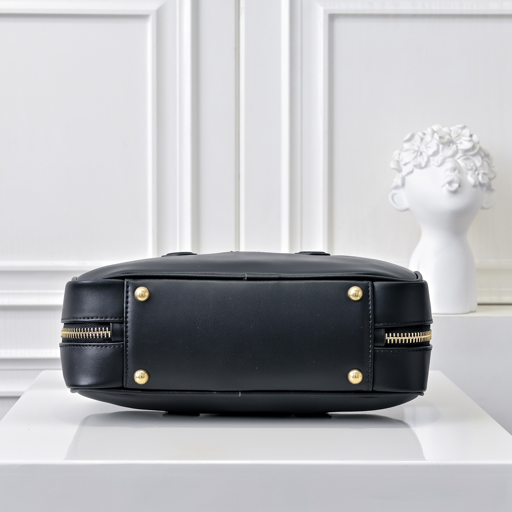 ￥Miu家新款保龄球包包，官网主推，今年绝对爆🔥款式，顶级进口小牛皮，Miu家独具风格Matelasse