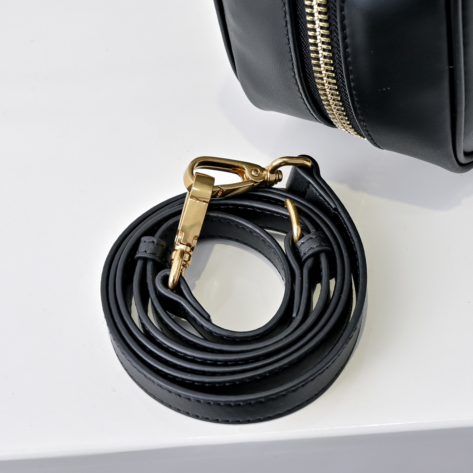 ￥Miu家新款保龄球包包，官网主推，今年绝对爆🔥款式，顶级进口小牛皮，Miu家独具风格Matelasse