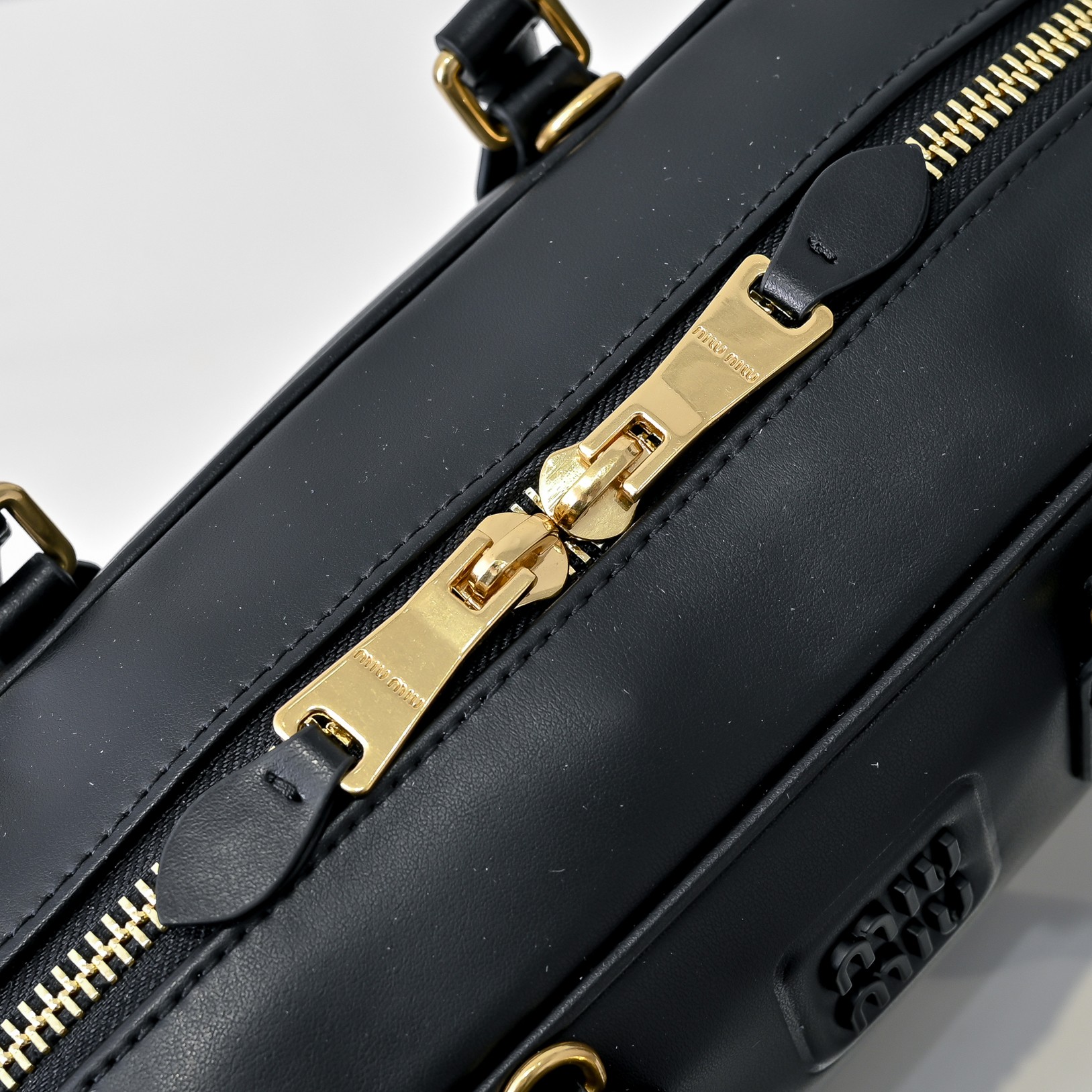 ￥Miu家新款保龄球包包，官网主推，今年绝对爆🔥款式，顶级进口小牛皮，Miu家独具风格Matelasse