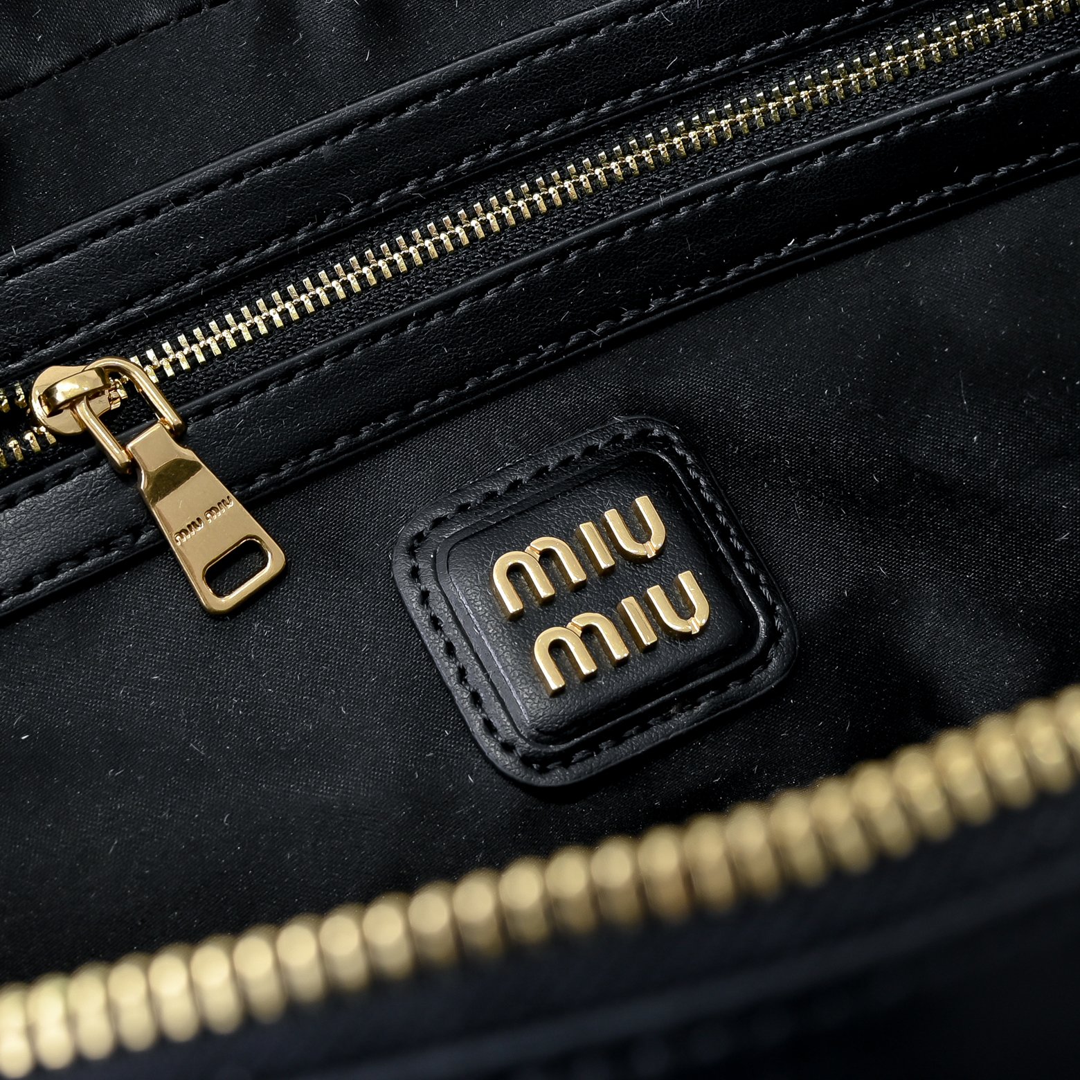 ￥Miu家新款保龄球包包，官网主推，今年绝对爆🔥款式，顶级进口小牛皮，Miu家独具风格Matelasse