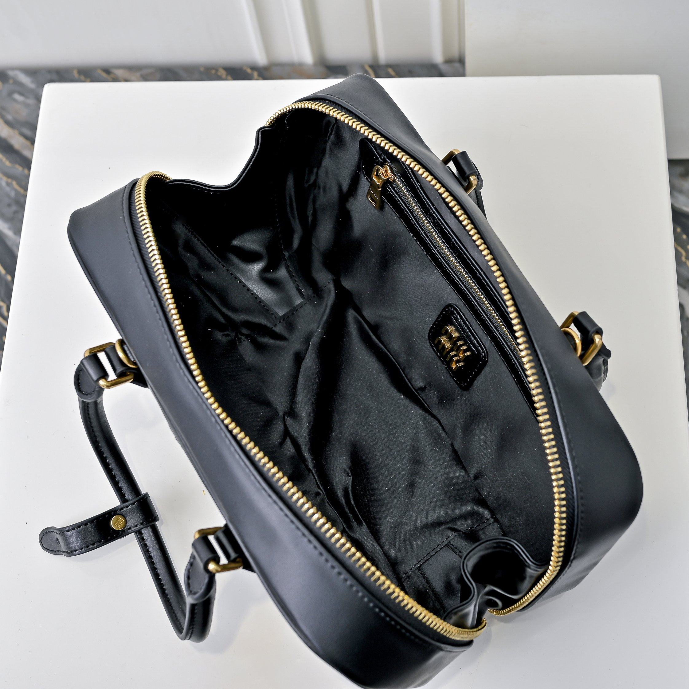 ￥Miu家新款保龄球包包，官网主推，今年绝对爆🔥款式，顶级进口小牛皮，Miu家独具风格Matelasse