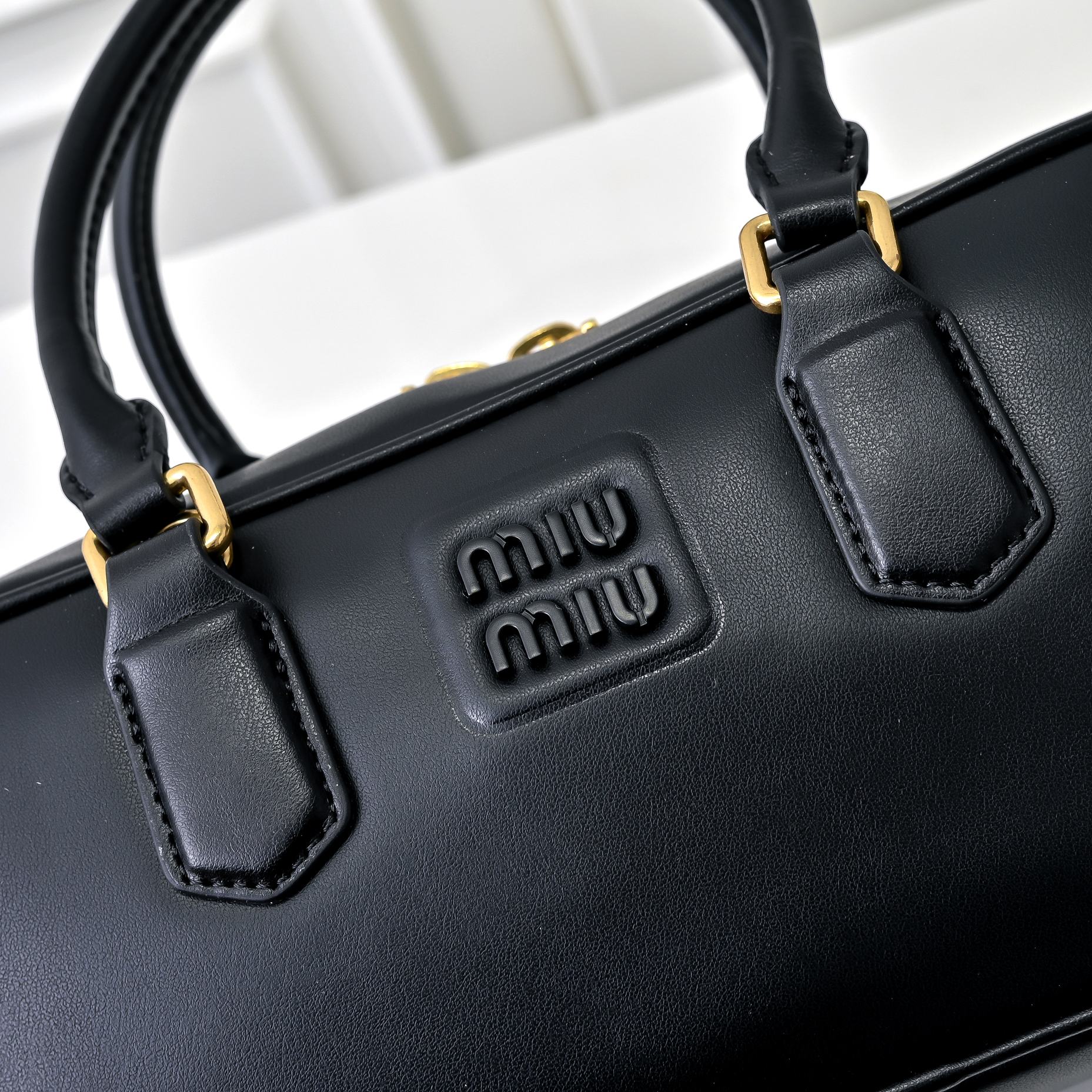 ￥Miu家新款保龄球包包，官网主推，今年绝对爆🔥款式，顶级进口小牛皮，Miu家独具风格Matelasse