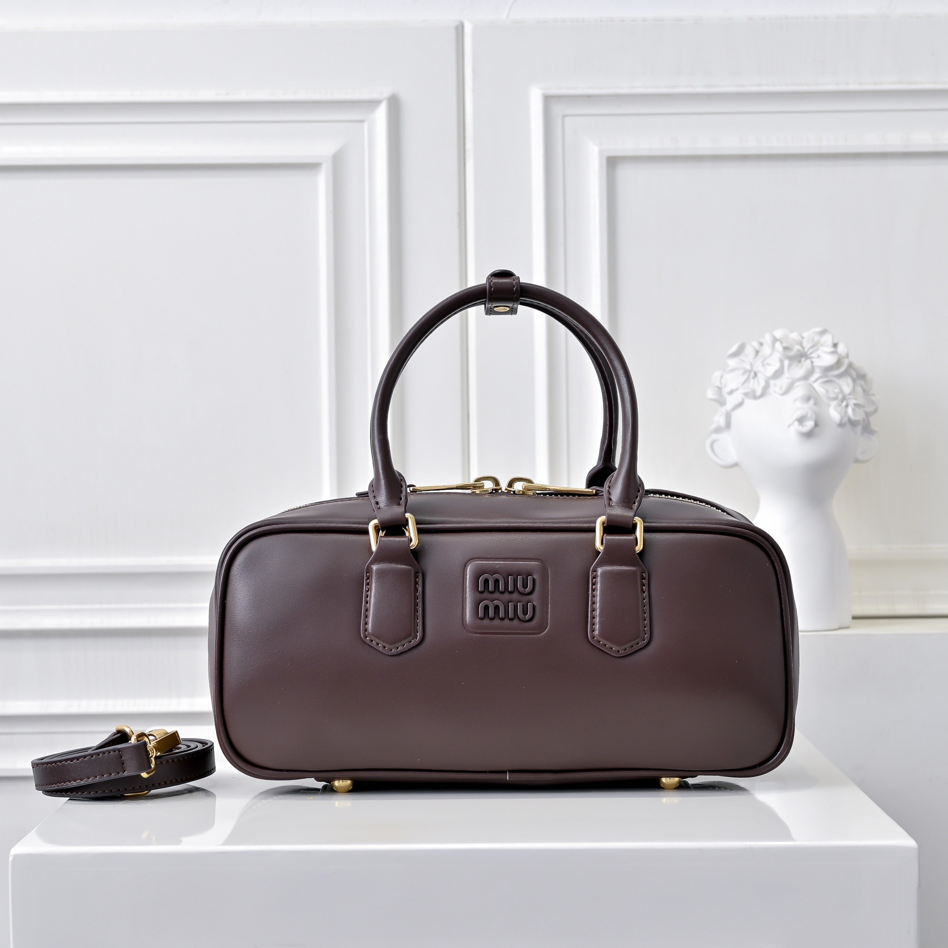 ￥Miu家新款保龄球包包，官网主推，今年绝对爆🔥款式，顶级进口小牛皮，Miu家独具风格Matelasse