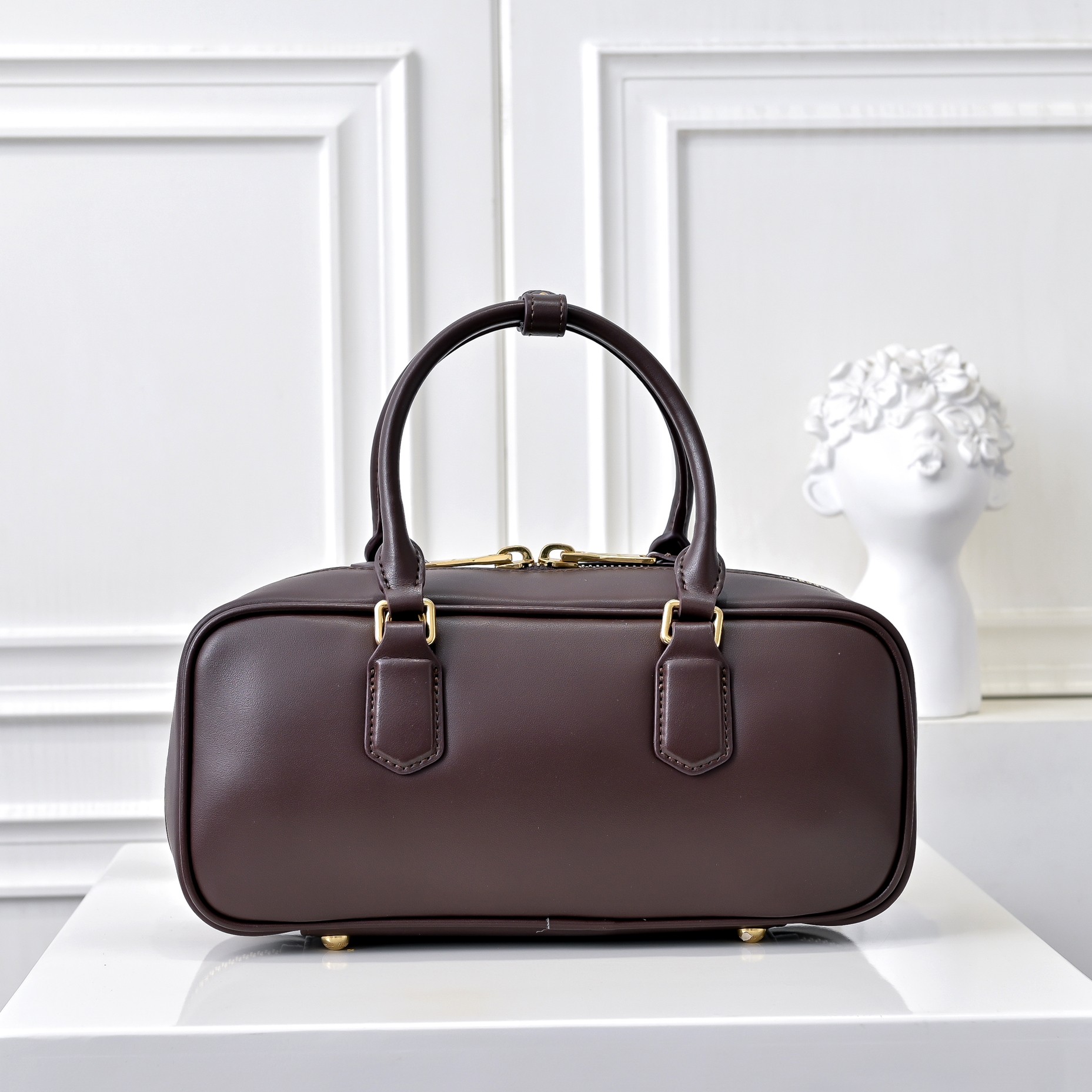 ￥Miu家新款保龄球包包，官网主推，今年绝对爆🔥款式，顶级进口小牛皮，Miu家独具风格Matelasse