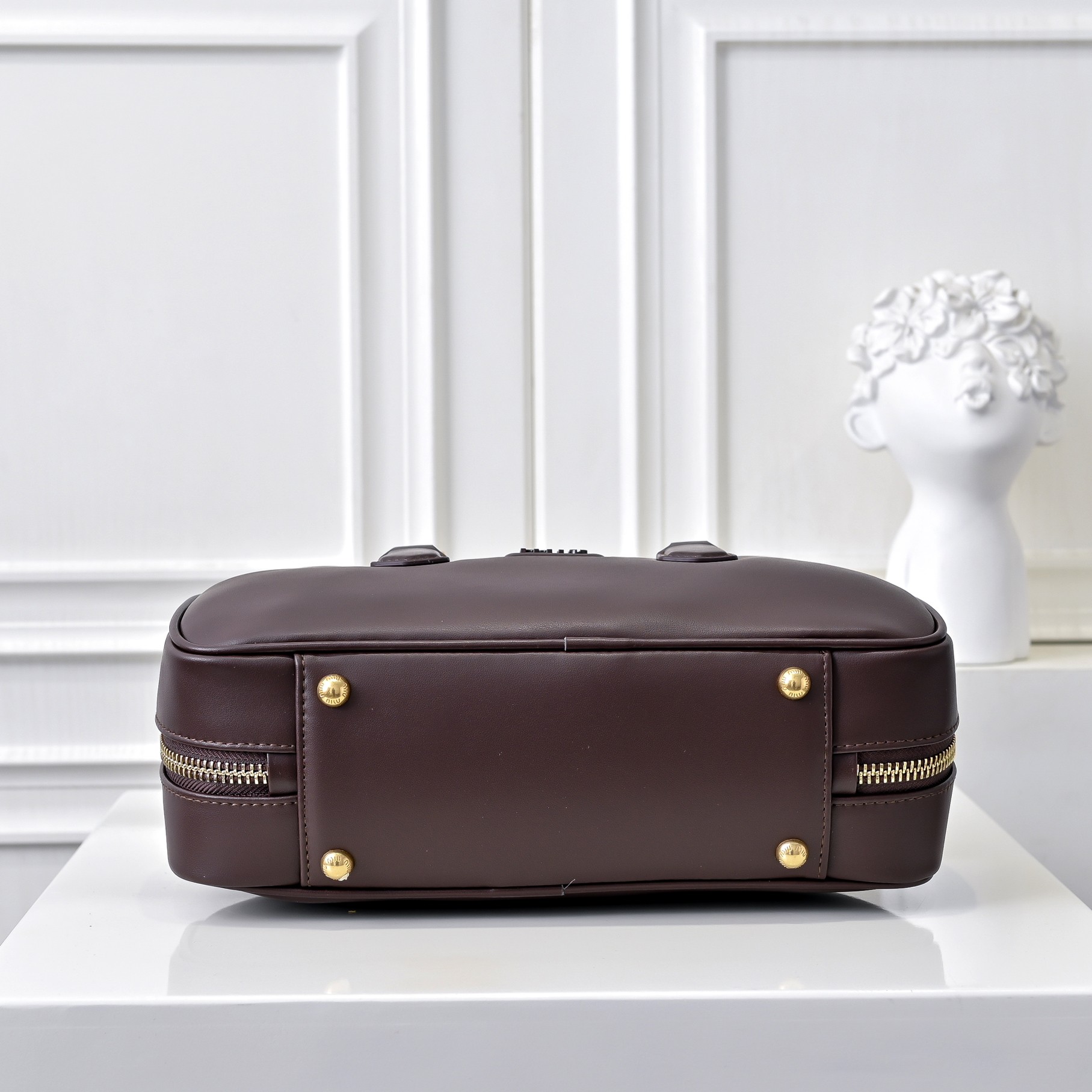 ￥Miu家新款保龄球包包，官网主推，今年绝对爆🔥款式，顶级进口小牛皮，Miu家独具风格Matelasse