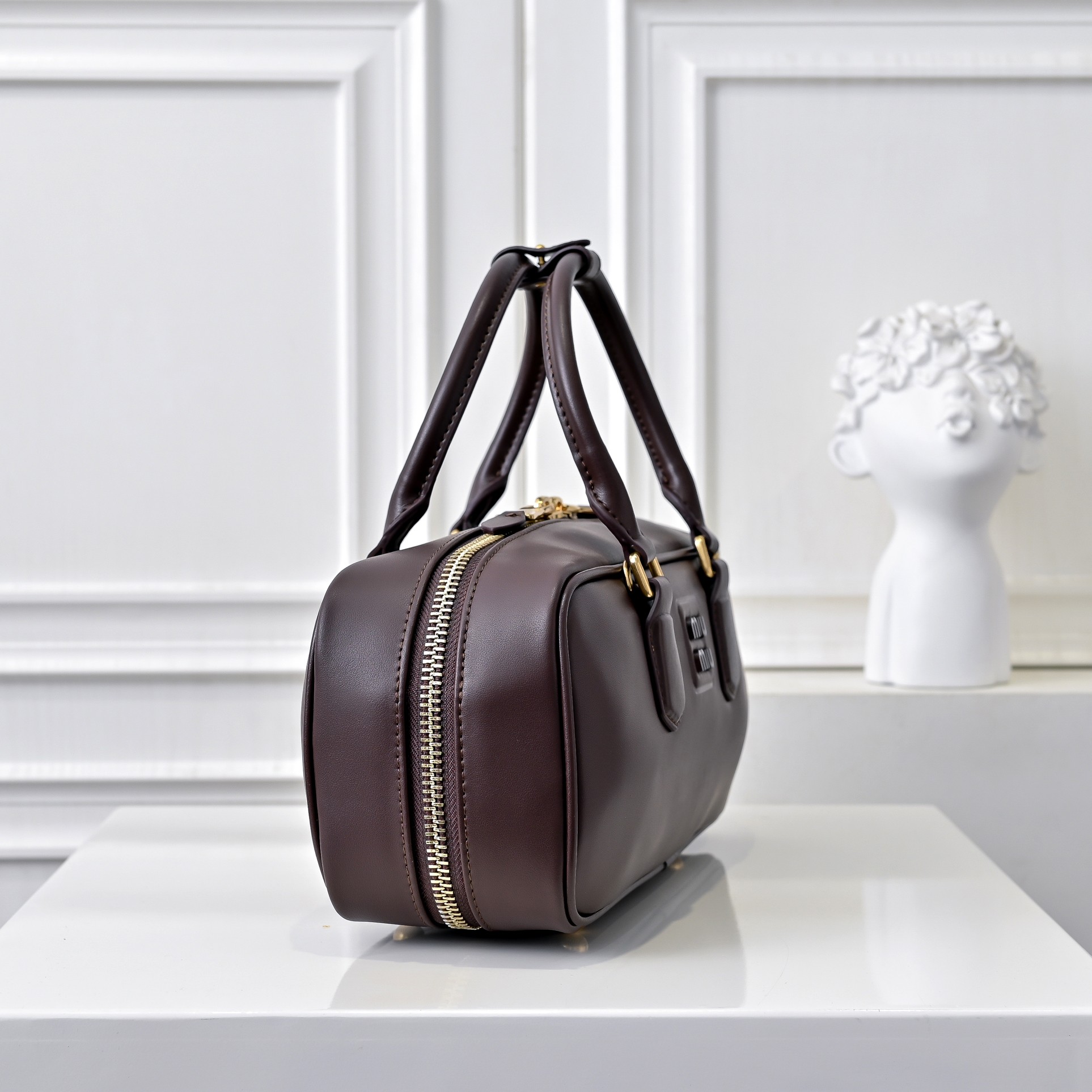 ￥Miu家新款保龄球包包，官网主推，今年绝对爆🔥款式，顶级进口小牛皮，Miu家独具风格Matelasse