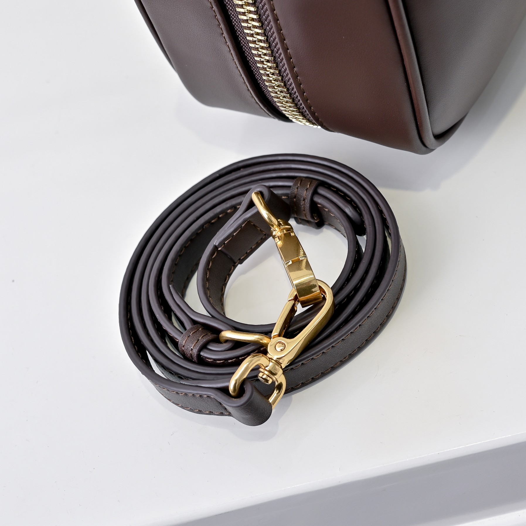 ￥Miu家新款保龄球包包，官网主推，今年绝对爆🔥款式，顶级进口小牛皮，Miu家独具风格Matelasse