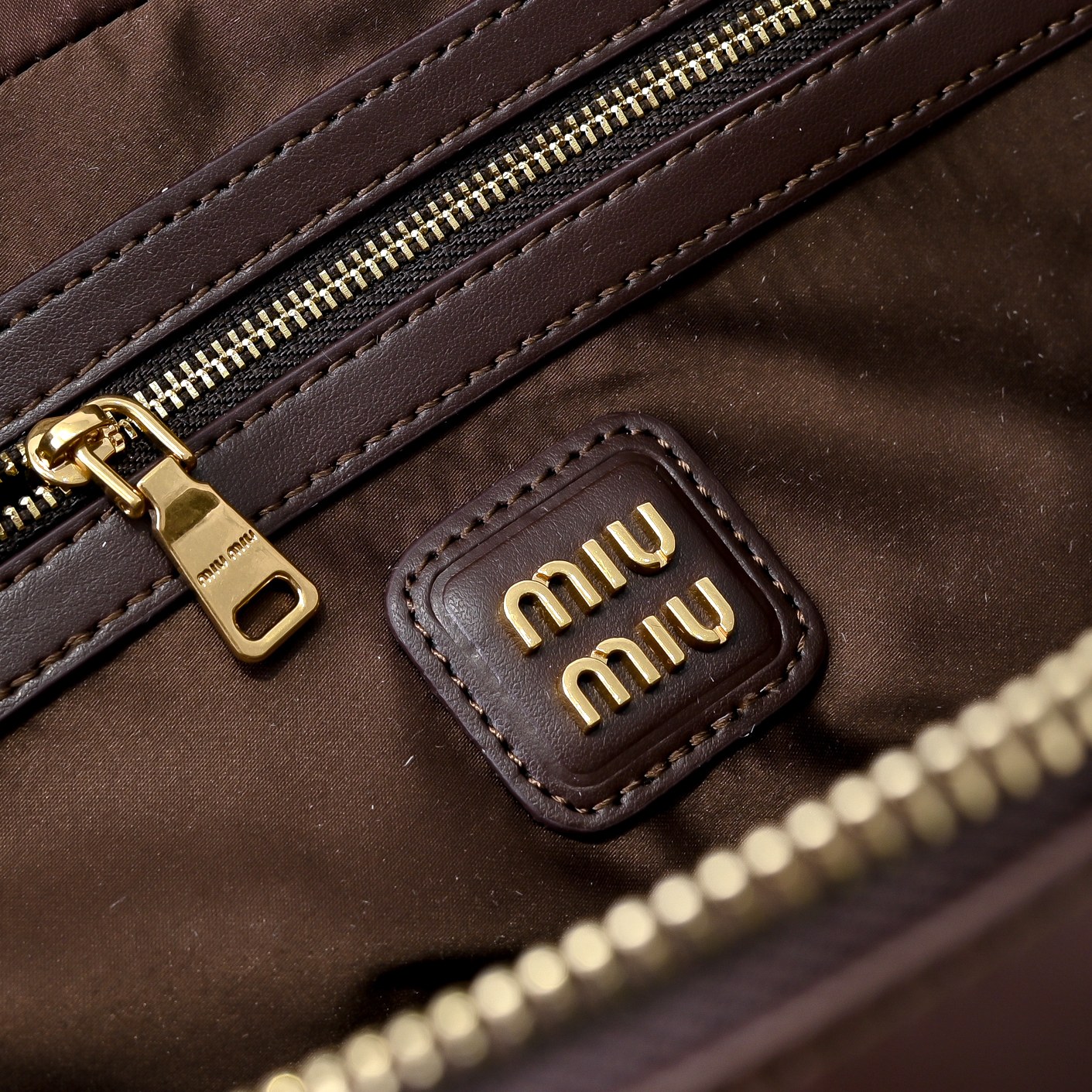 ￥Miu家新款保龄球包包，官网主推，今年绝对爆🔥款式，顶级进口小牛皮，Miu家独具风格Matelasse