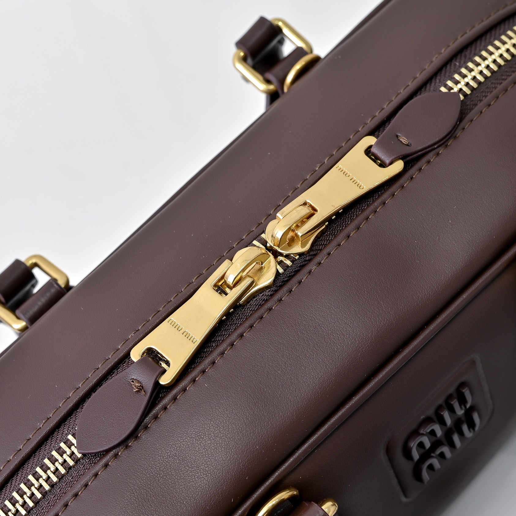 ￥Miu家新款保龄球包包，官网主推，今年绝对爆🔥款式，顶级进口小牛皮，Miu家独具风格Matelasse