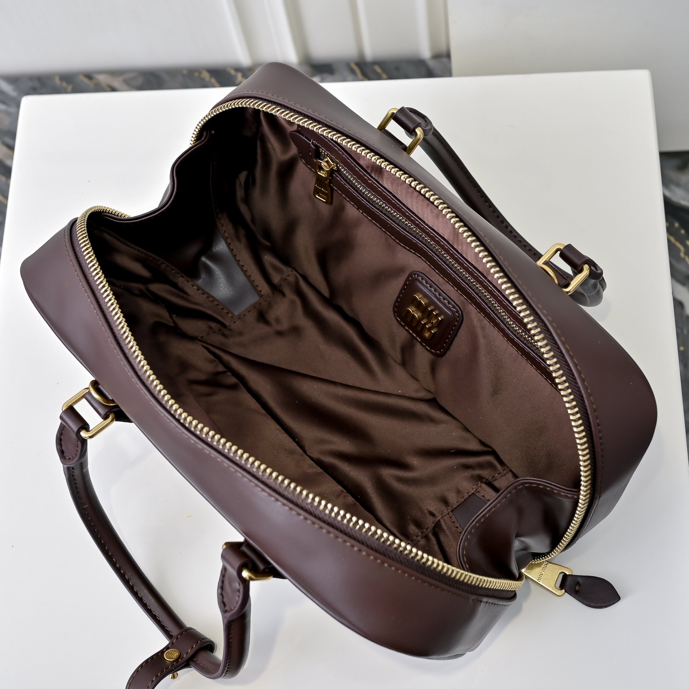 ￥Miu家新款保龄球包包，官网主推，今年绝对爆🔥款式，顶级进口小牛皮，Miu家独具风格Matelasse