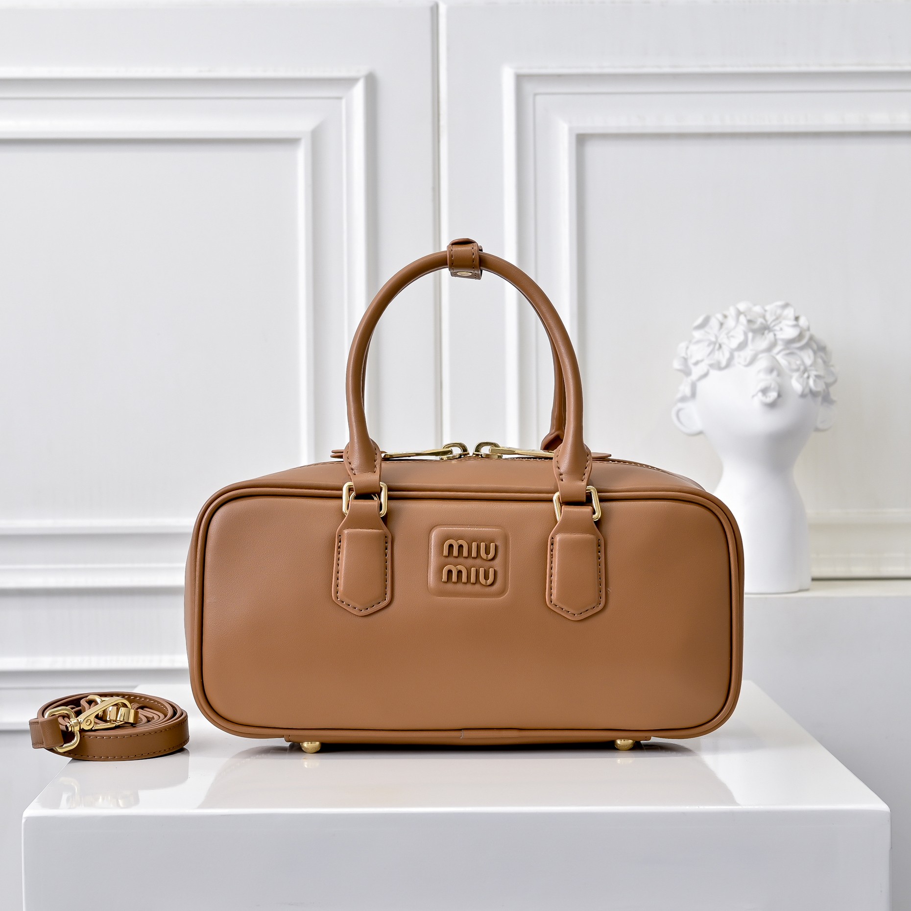 ￥Miu家新款保龄球包包，官网主推，今年绝对爆🔥款式，顶级进口小牛皮，Miu家独具风格Matelasse