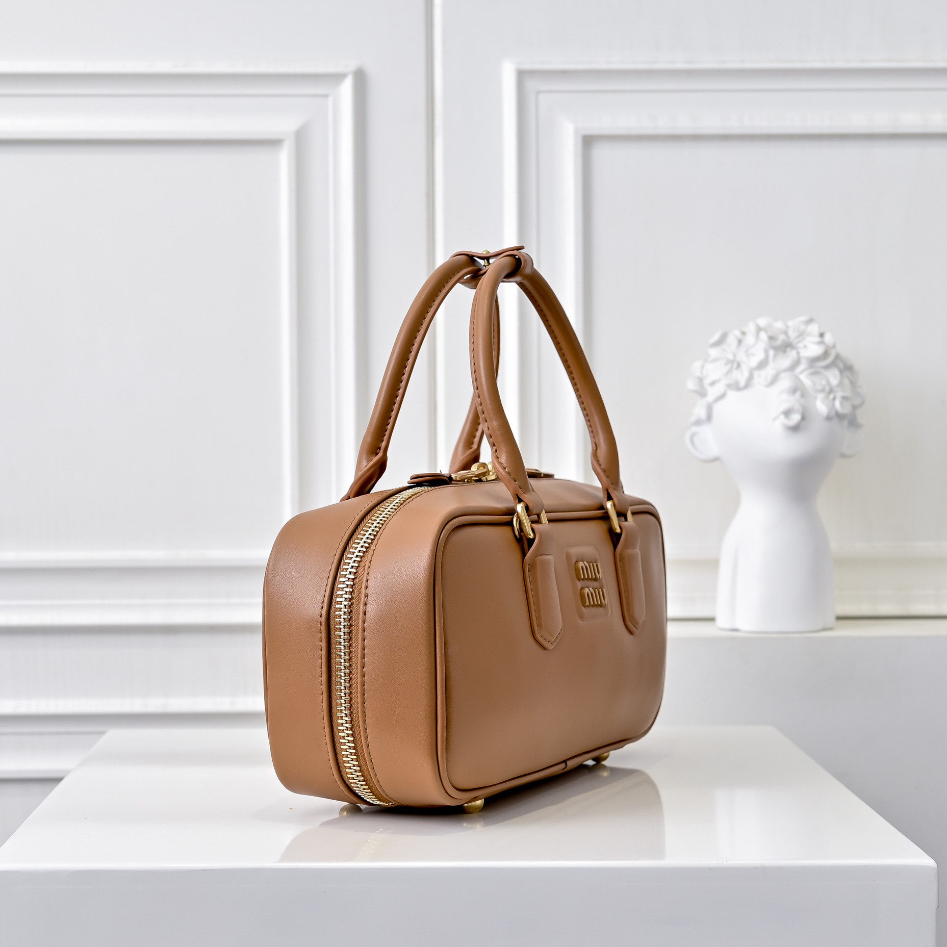 ￥Miu家新款保龄球包包，官网主推，今年绝对爆🔥款式，顶级进口小牛皮，Miu家独具风格Matelasse